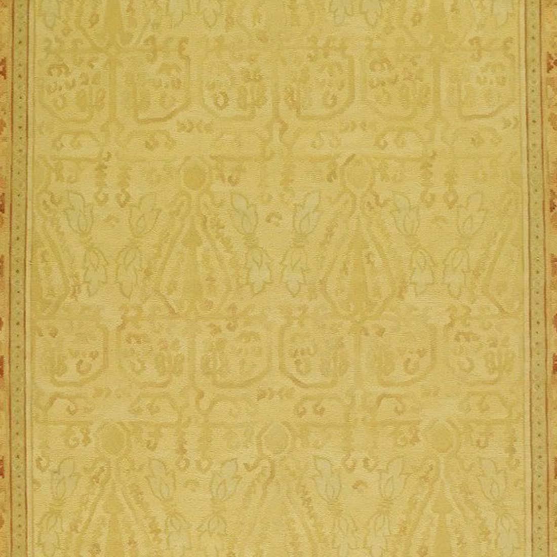 Un brocart de soie médiéval aux influences sahraouies et andalouses a inspiré ce fond safran et cette bordure aux tons ambrés. Ce tapis à poils coupés et bouclés, fabriqué à la main, est le résultat de la combinaison d'un tissage bouclé inventé par