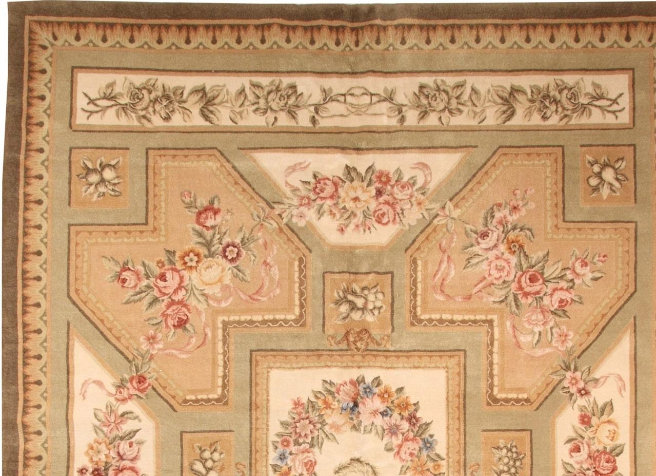 Savonnerie Barocco Teppich - 10' x 14'
MATERIAL: 100% Wolle

Wir stellen Via Como vor, den Gipfel der handgeknüpften Teppiche der Spitzenklasse. Die Teppiche von Via Como, die für ihre unvergleichliche Kunstfertigkeit und Exklusivität bekannt sind,
