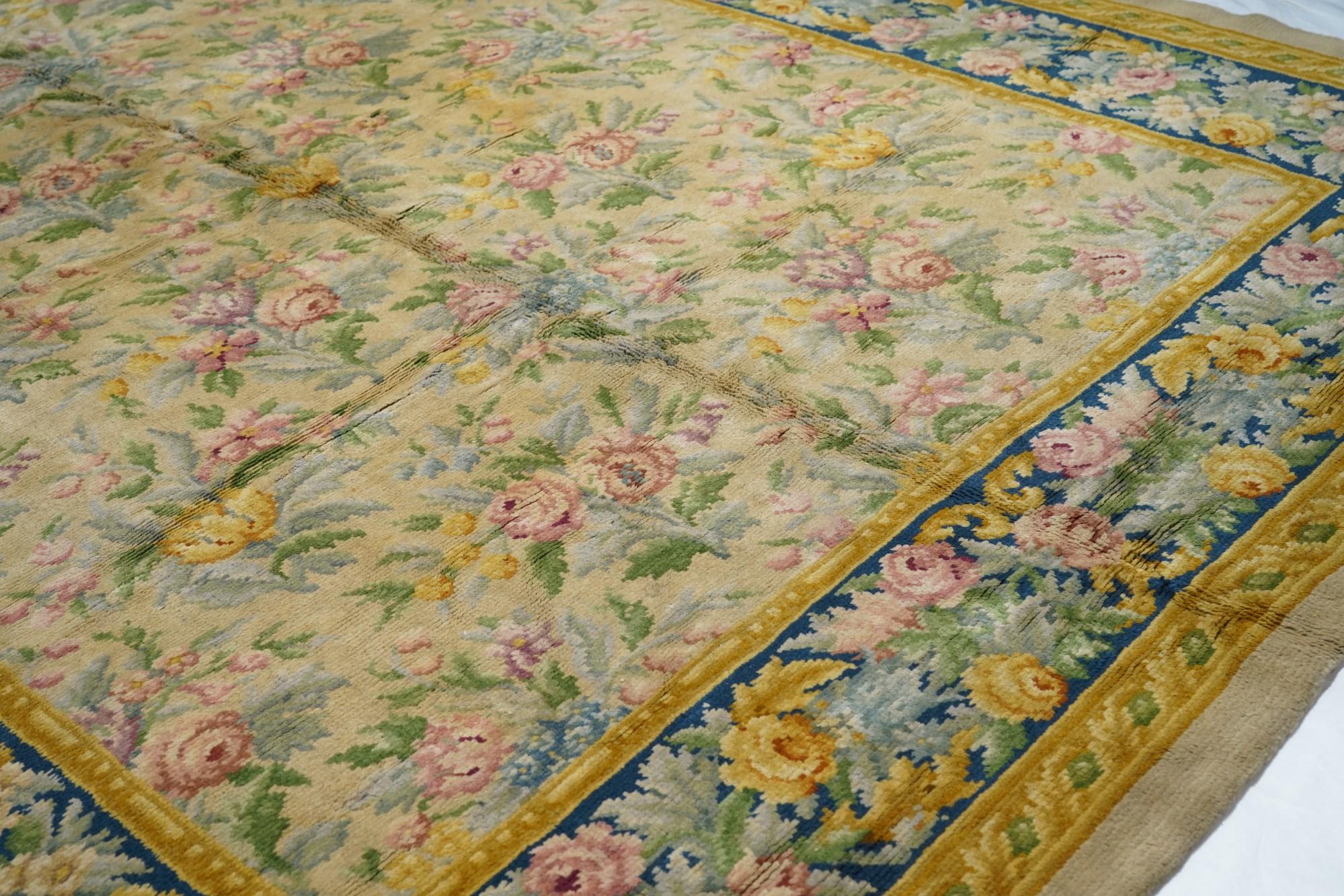 Fin du XIXe siècle Tapis de Savonnerie français ancien de 10'2'' x 13'0'' en vente