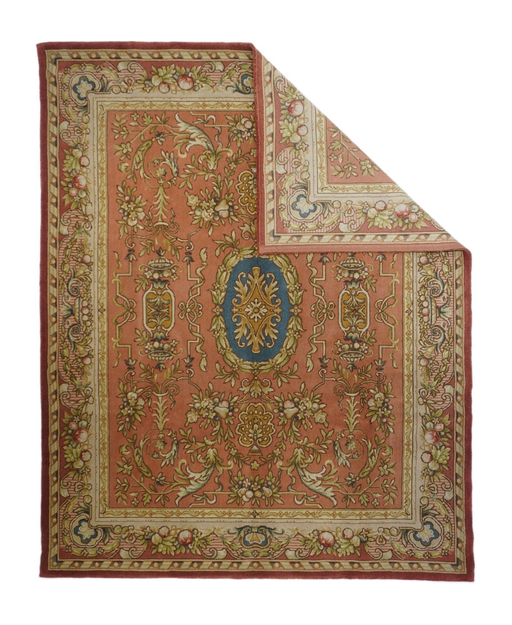Tappeto Savonnerie 7'10'' x 10'0''. Si riferisce a una vastissima gamma di pezzi subcontinentali, sia a pelo che a trama piatta, praticamente in qualsiasi stile e qualità di tessitura, a partire dal XVII secolo, provenienti da Agra, Delhi, Mirzapur,