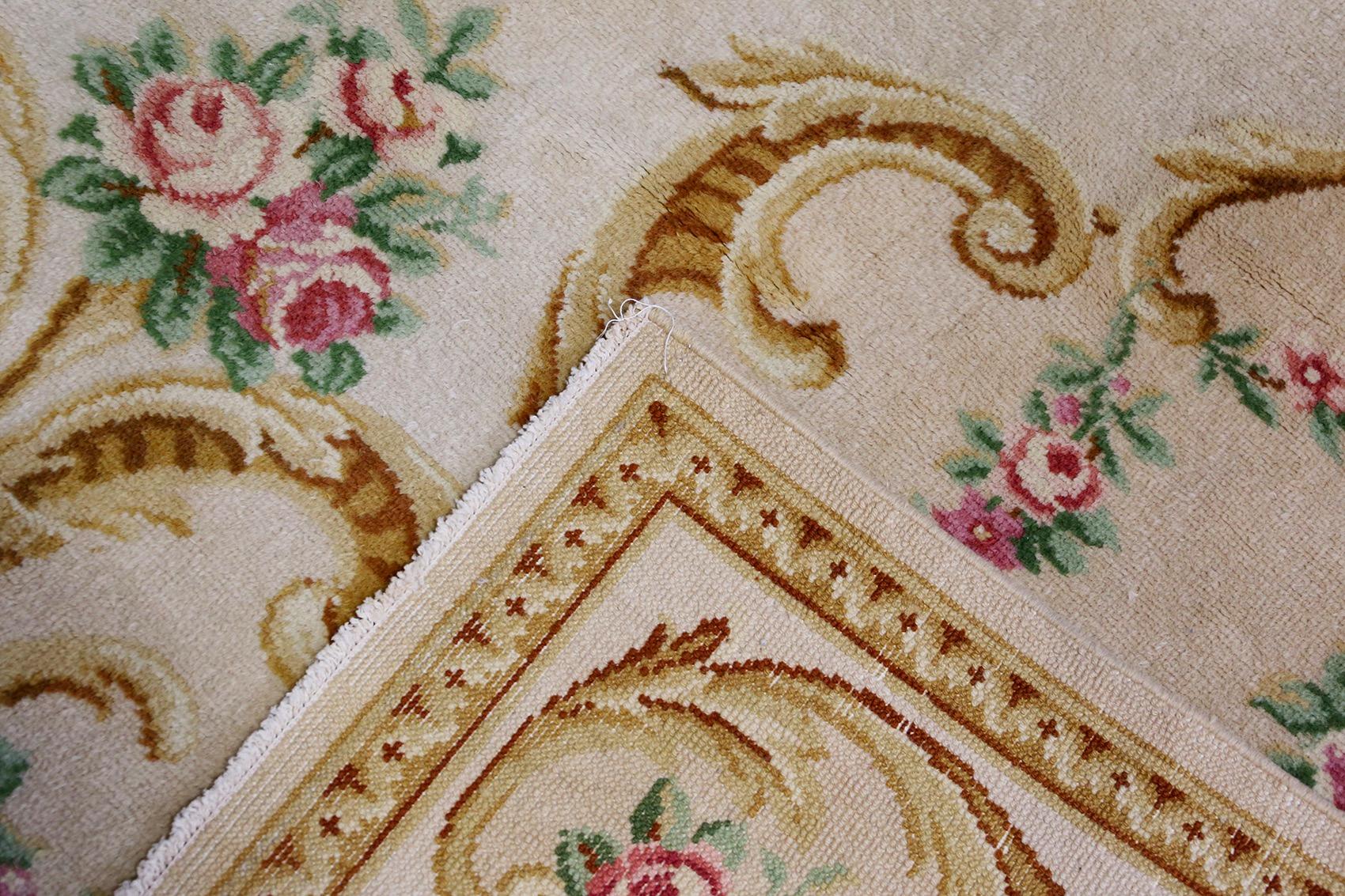 Savonnerie rug in French wool from the mid-20th century in perfect state of preservation. The carpet is ideal for furnishing classic and very elegant environments such as living rooms or corridors with a French style.