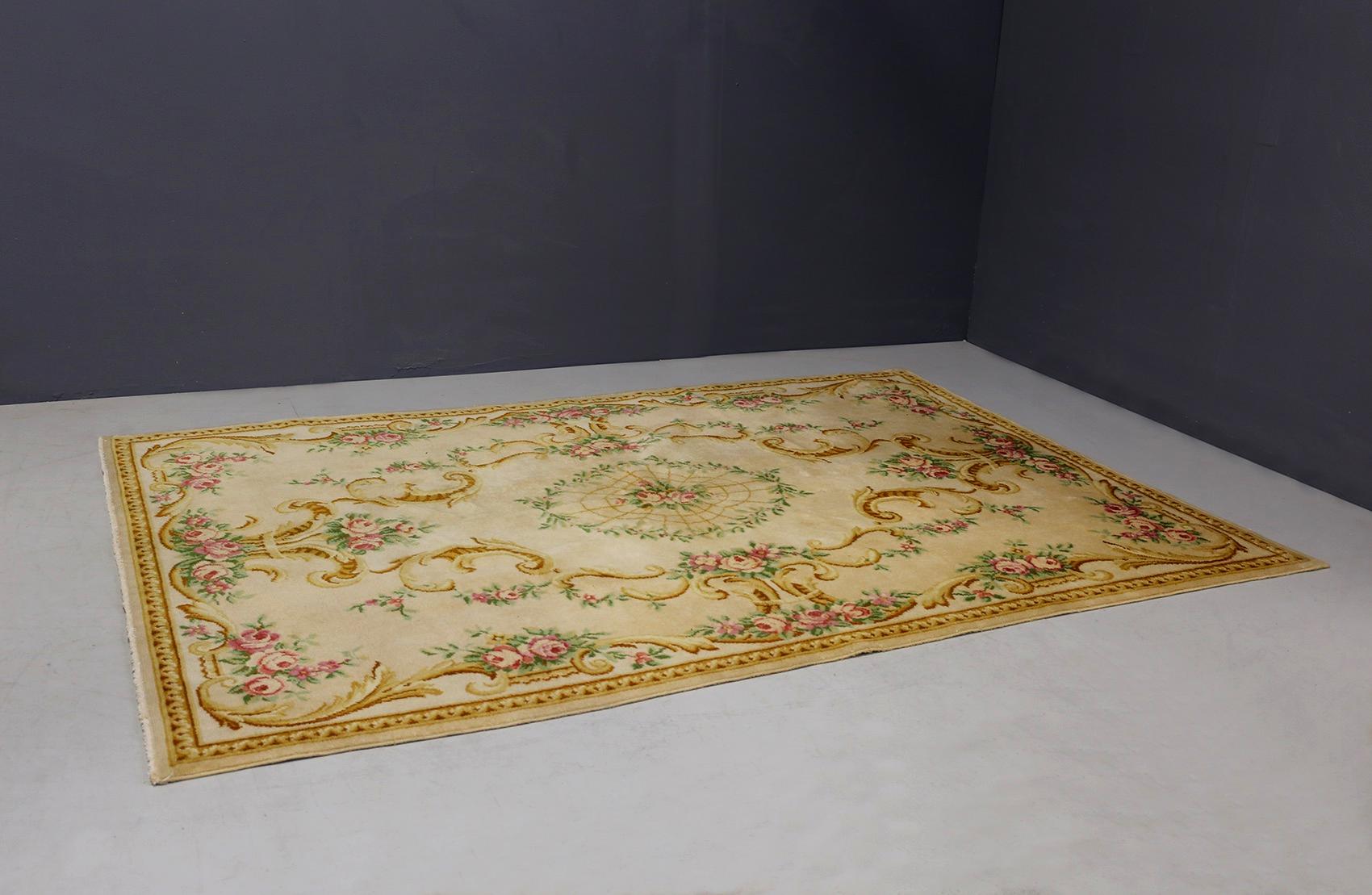 Savonnerie Rug in French Wool from the Mid-20th Century In Good Condition In Milano, IT