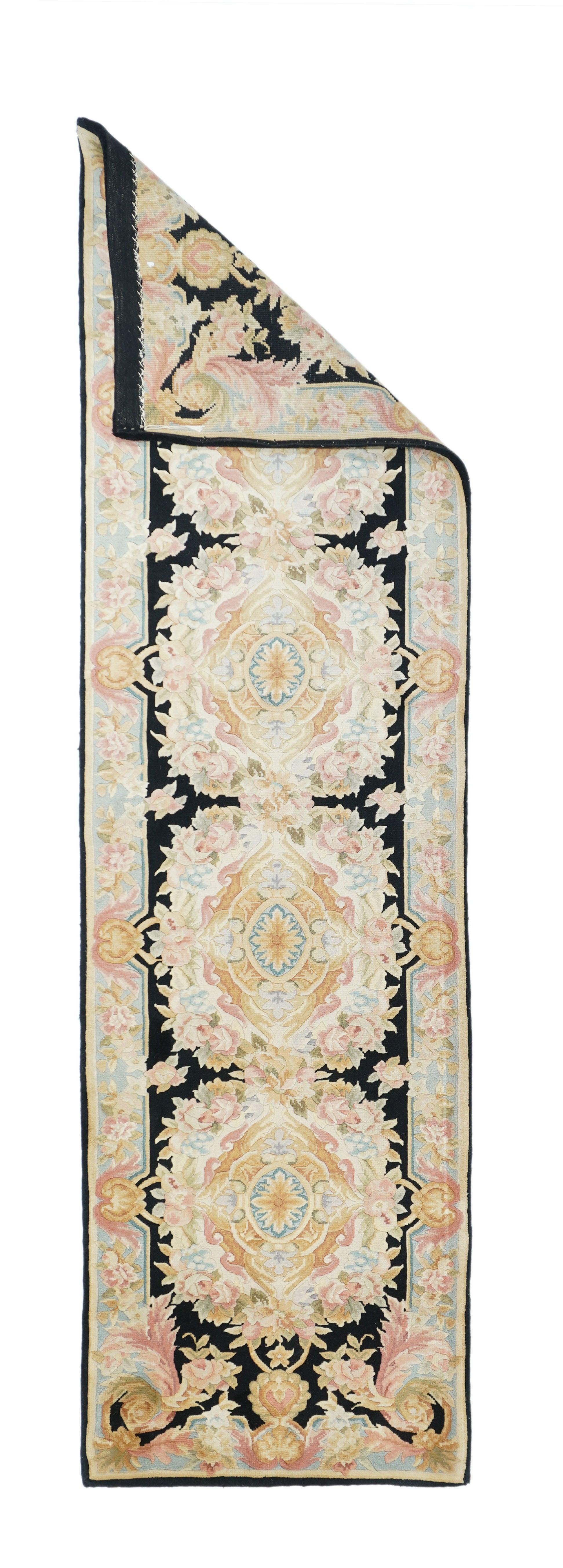 Savonnerie Runner 2'6'' x 10'0''. Il fondo, praticamente nero, mostra quattro cartigli di sabbia ellittici e squadrati collegati tra loro con medaglioni interni a volute. Le foglie bordano i cartigli del medaglione dell'asta. Bordo blu palestrato