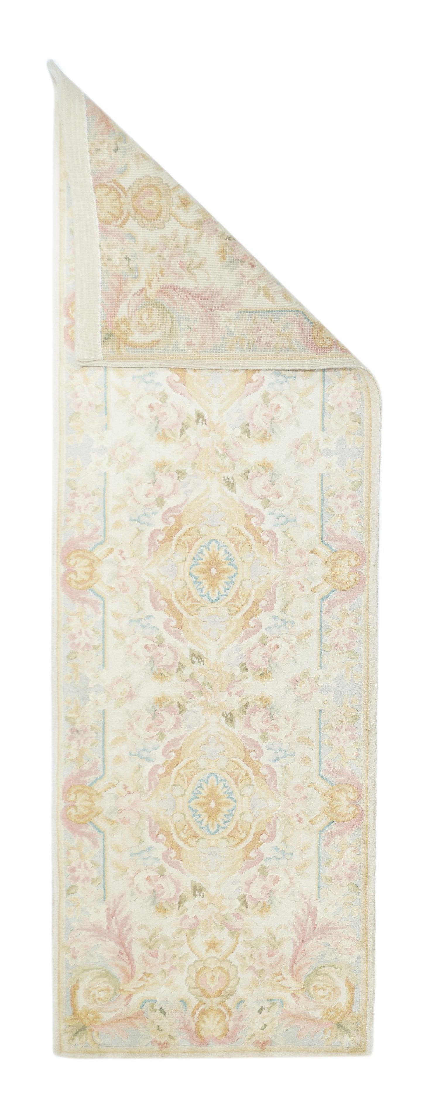 Savonnerie Runner 2'6'' x 8'0''. Il campo di paglia color crema mostra tre medaglioni ovali di salmone annidati con bordi a scorrimento. Quattro rose a raggiera separano i cartigli. Bordo rotto di colore blu chiaro con intrusioni di paglia a forma
