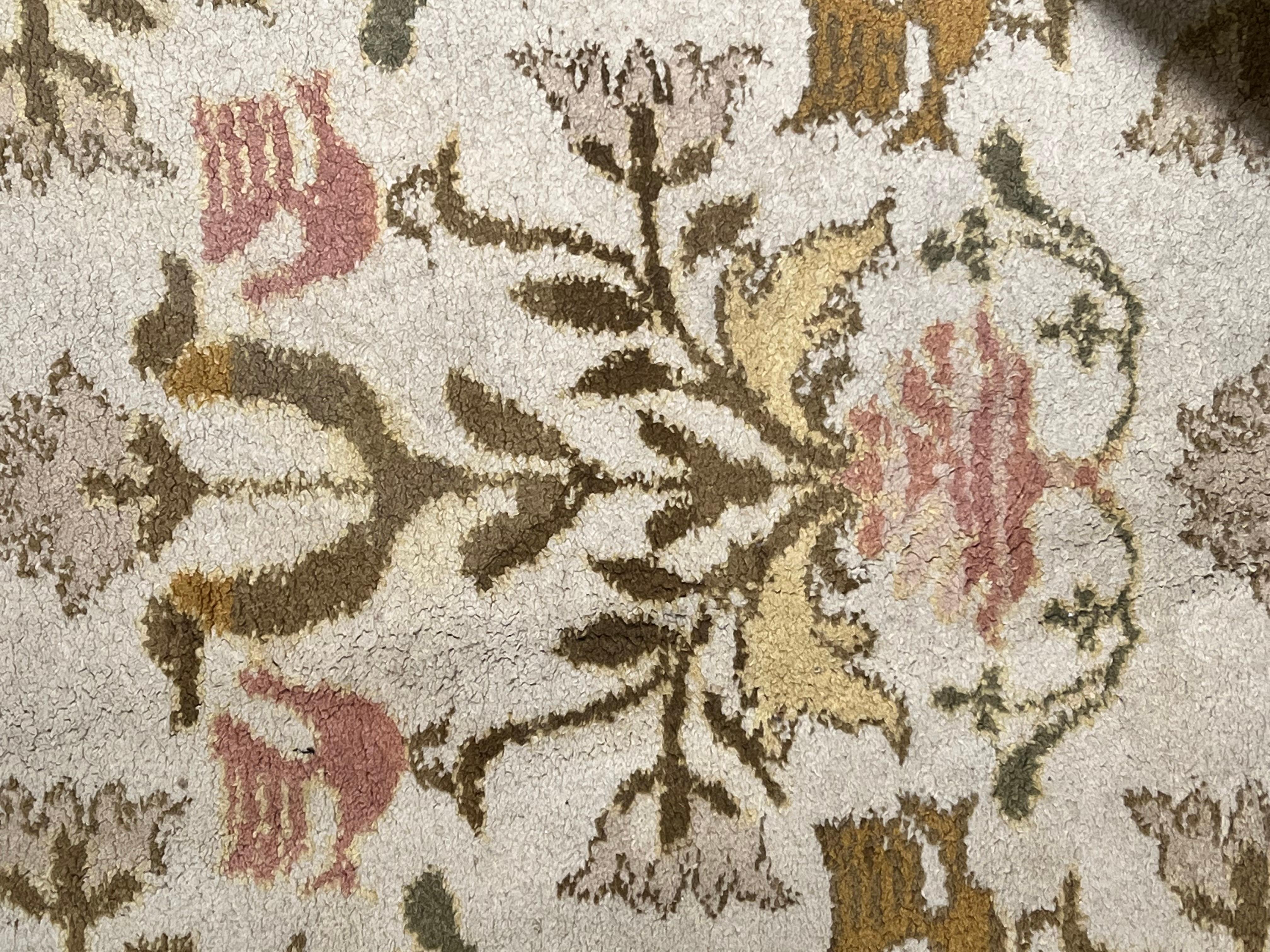 Handgeknüpfter Teppich, der in den 50er Jahren in einem Kloster in A Coruña hergestellt wurde. Der Knoten ist so groß wie bei der französischen Savonnerie