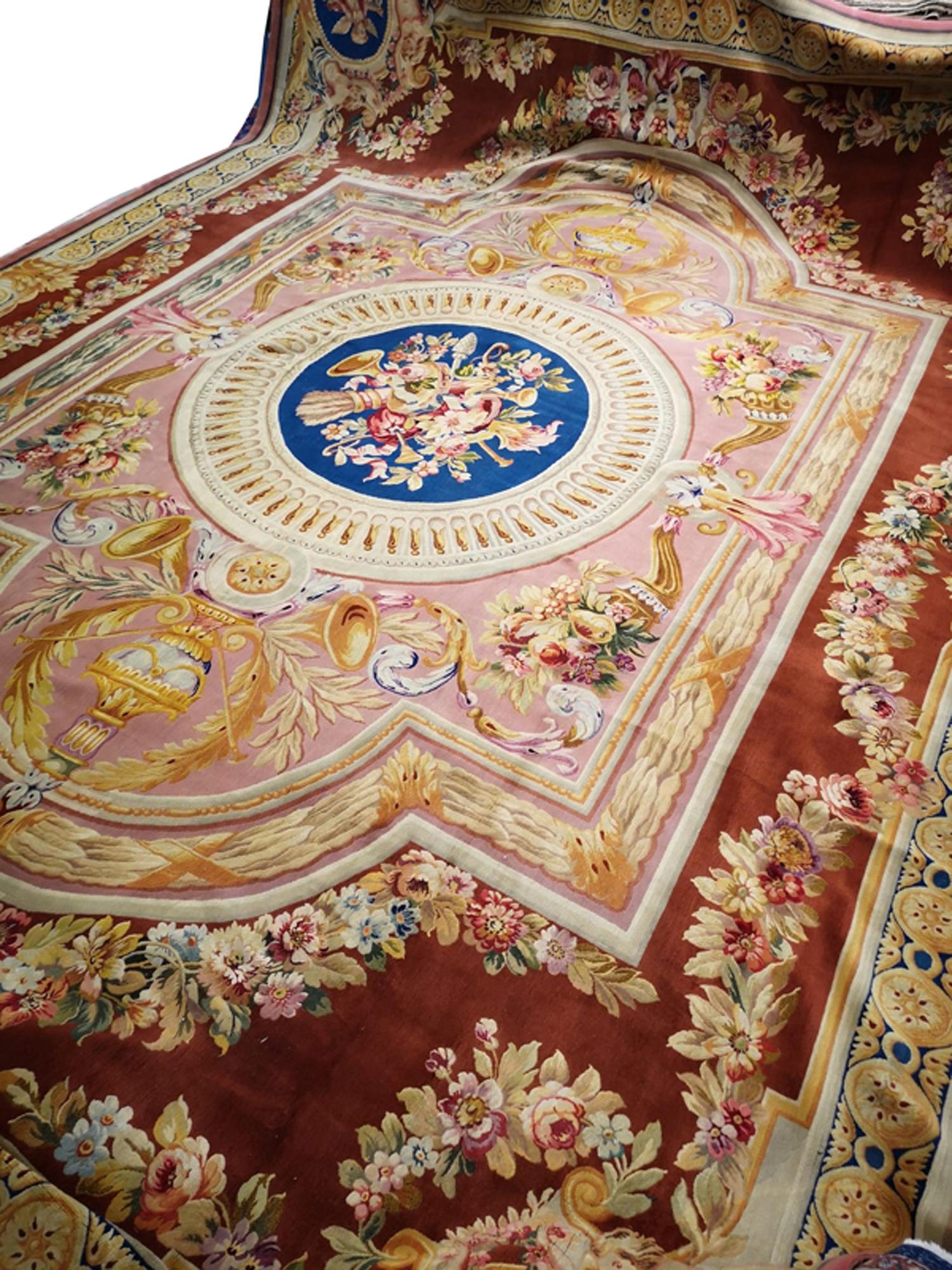 Savonnerie Rug Royal Design French Antique Palace Piece, 19th Century In Good Condition For Sale In Ferrara, IT