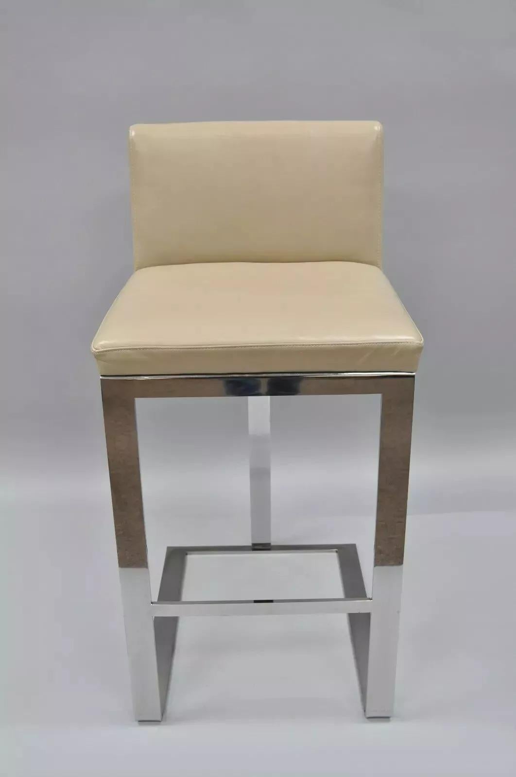 Savor Royce Metall Chrom Barhocker Caress Taupe Leder Century Furniture F. Artikel verfügt über eine schwere Stahlkonstruktion, poliertem Chrom-Finish, Taupe Lederpolsterung, klare modernistische Linien, große Qualität. Circa 21. Jahrhundert.