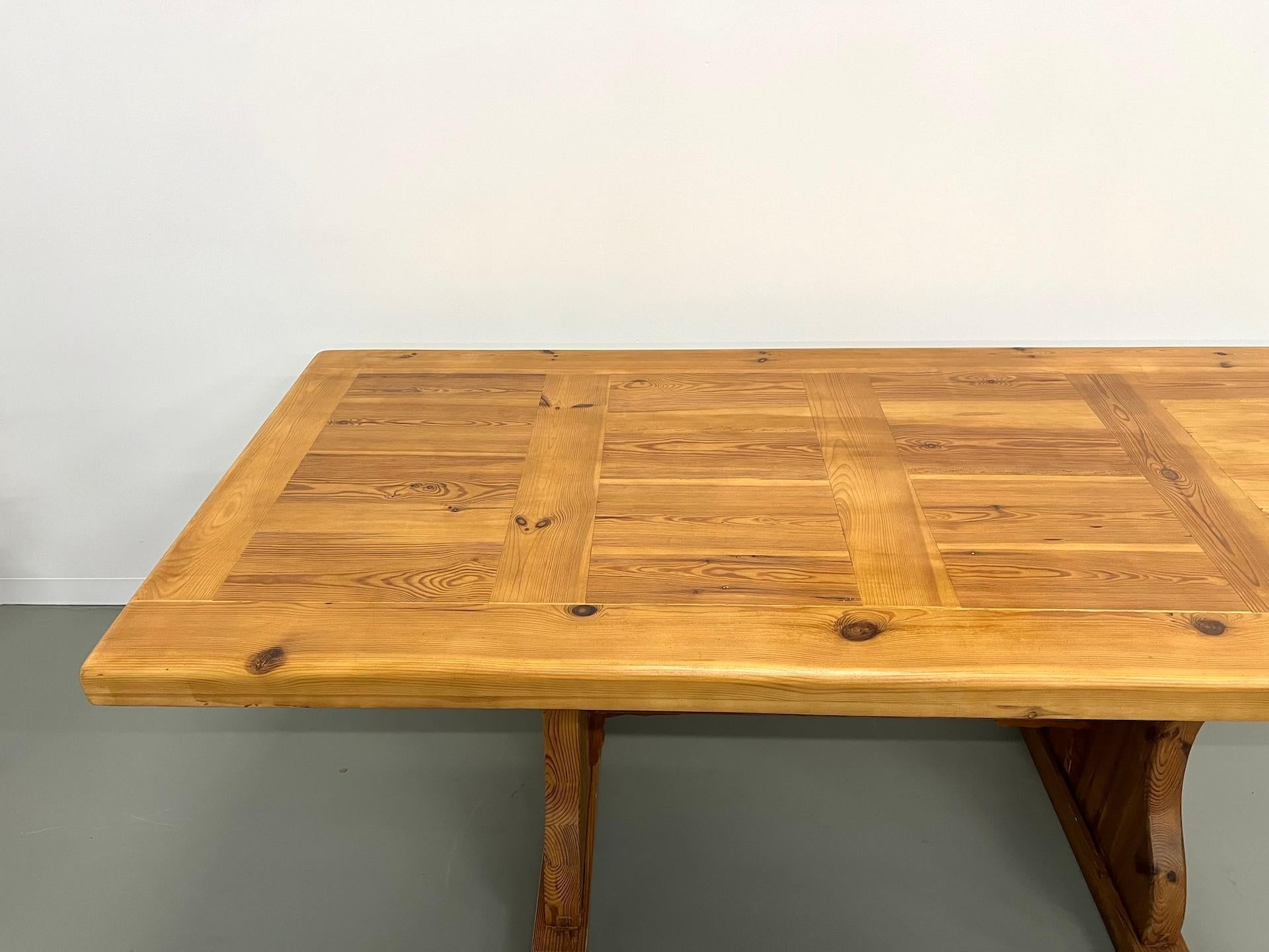 Savoyard monastery table in solid pine, CIRCA 1970 In Good Condition For Sale In LYON, FR