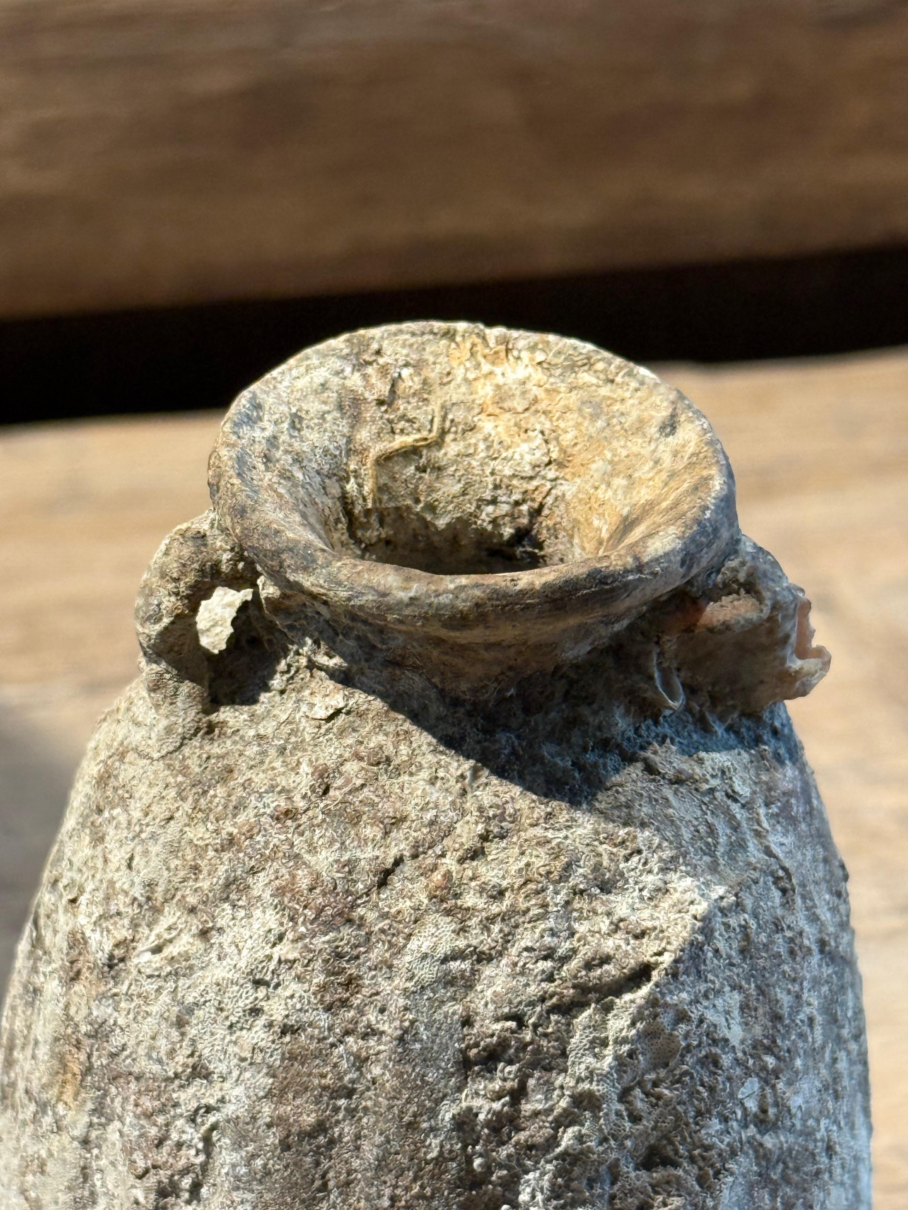 Flacon de parfum de l'épave de navire Sawankhalok du 16e siècle en Thaïlande.
Deux poignées.
Côtes verticales.
Belle patine naturelle avec des balanes.
Trois sont disponibles et vendus individuellement.
ARRIVÉE TBD