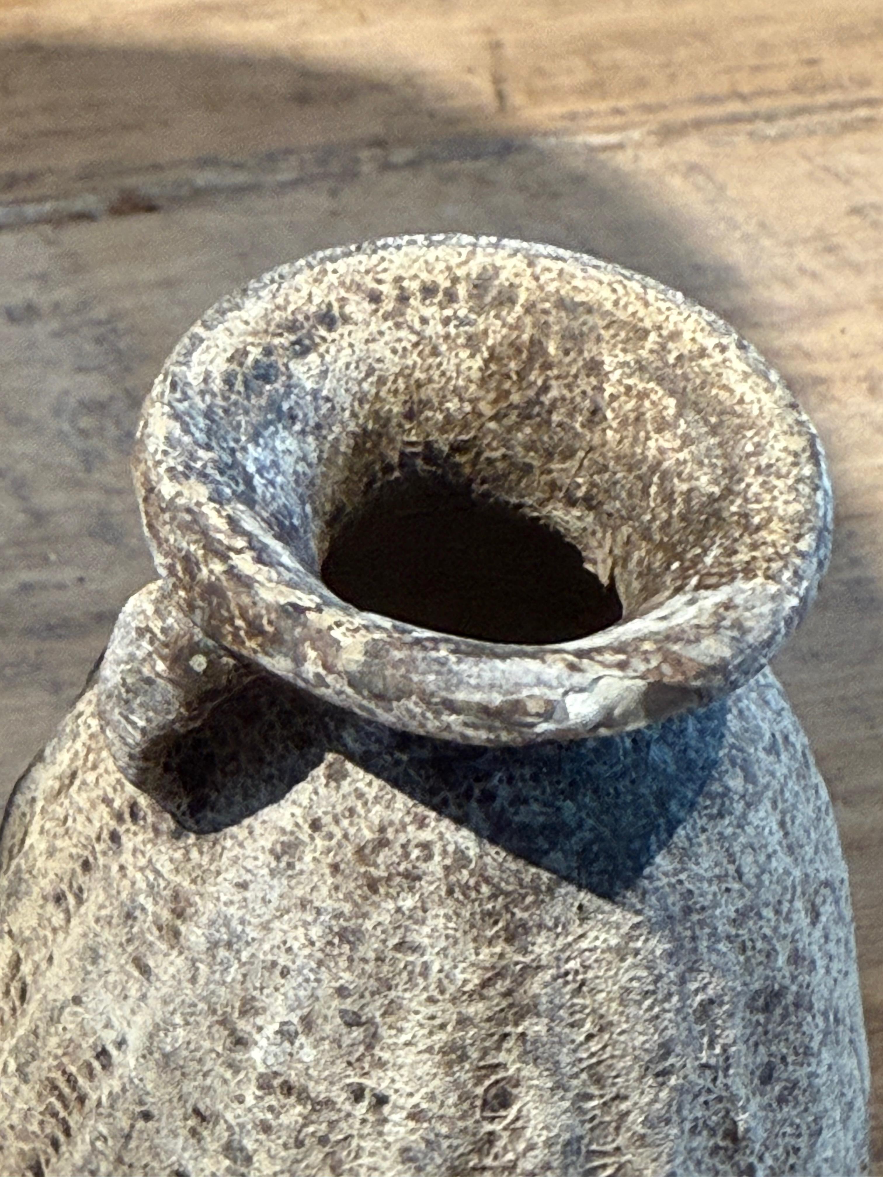 Flacon de parfum de l'épave de navire Sawankhalok du 16e siècle en Thaïlande.
Deux poignées.
Côtes verticales.
Belle patine naturelle avec des balanes.
Trois sont disponibles et vendus individuellement.
ARRIVÉE TBD