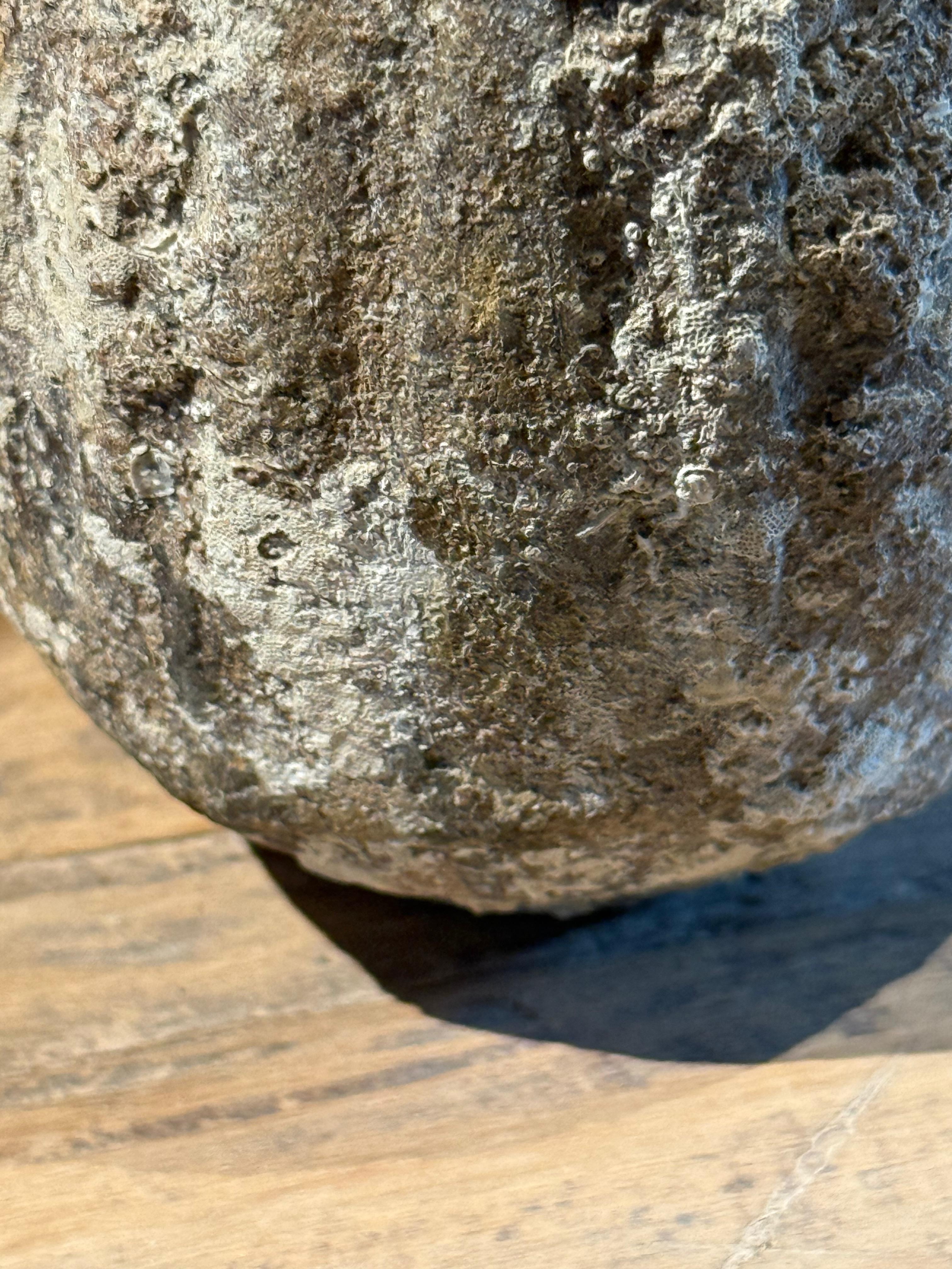 XVIIIe siècle et antérieur Bouteille de parfum de l'épave de navire Sawankhalok, Thaïlande, XVIe siècle en vente