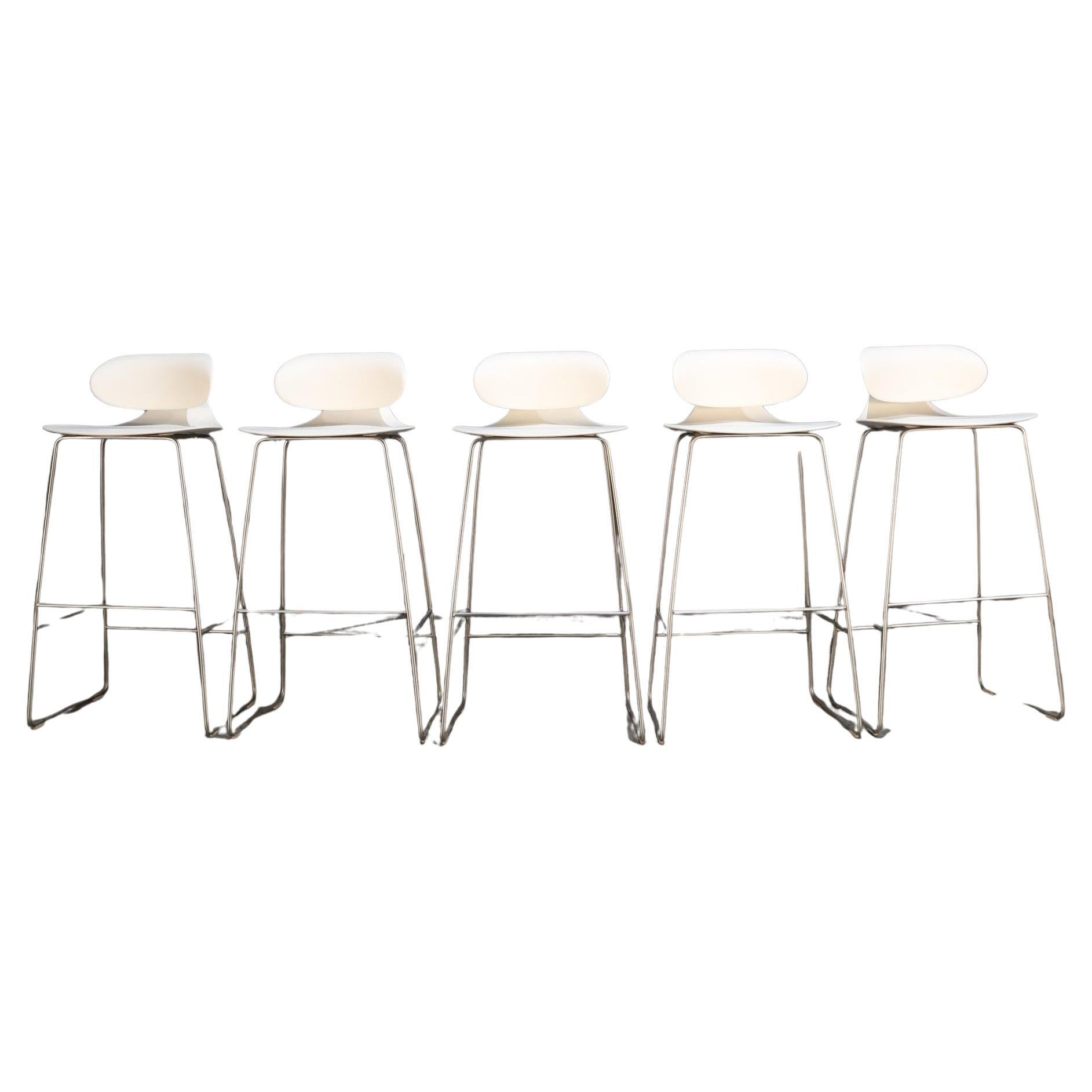 Voici la chaise haute Maxima, une pièce étonnante conçue par William Design/One et Paolo Moroni. Cette chaise haute luxueuse est le complément idéal de toute maison moderne, avec son design épuré et contemporain. Fabriquée avec des matériaux de la