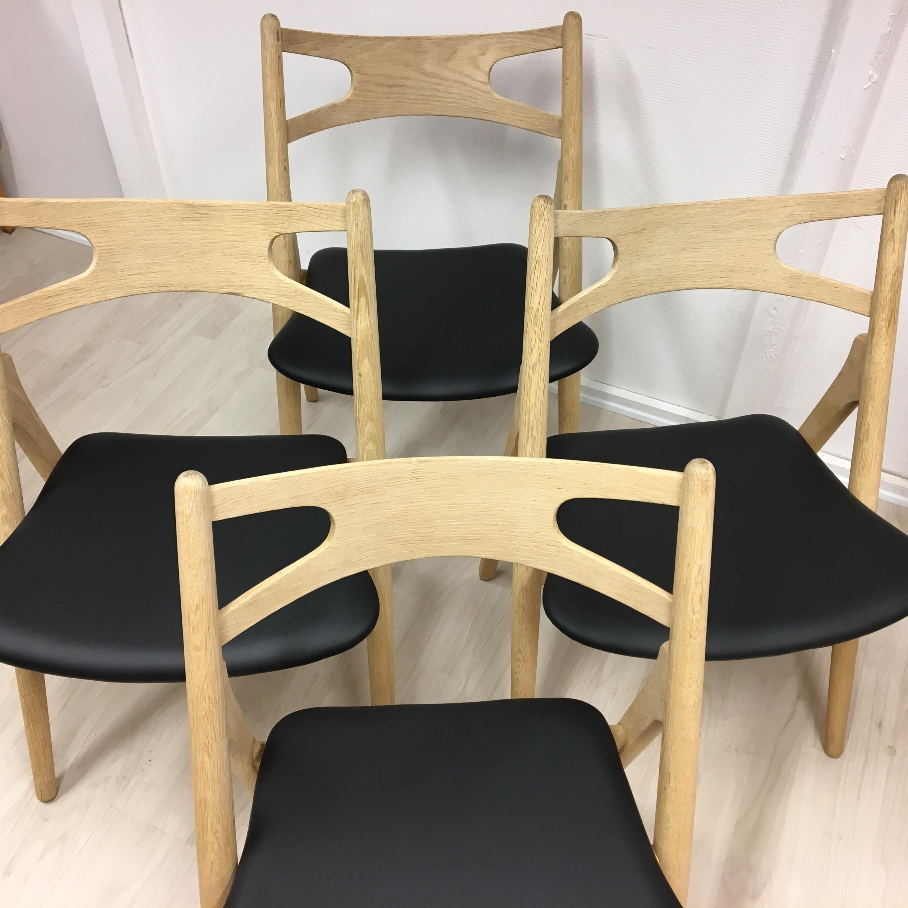 'Sawbuck' chairs CH-29 made in massive oak, by Hans J. Wegner made by Carl Hansen & Søn.
These chairs are cleaned, sanded and left in untreated condition.
Stands with new foam and padded with new black Savannah aniline leather, made by