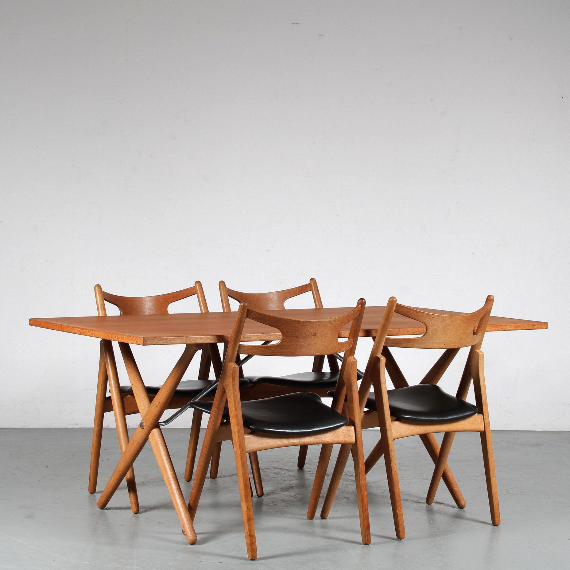 An outstanding “Sawbuck” dining set designed by Hans J. Wegner, manufactured by Andreas Tuck in Denmark around 1950.

The set contains a table and four chairs made of high quality oak wood in a natural brown colour. The seats of the chairs are