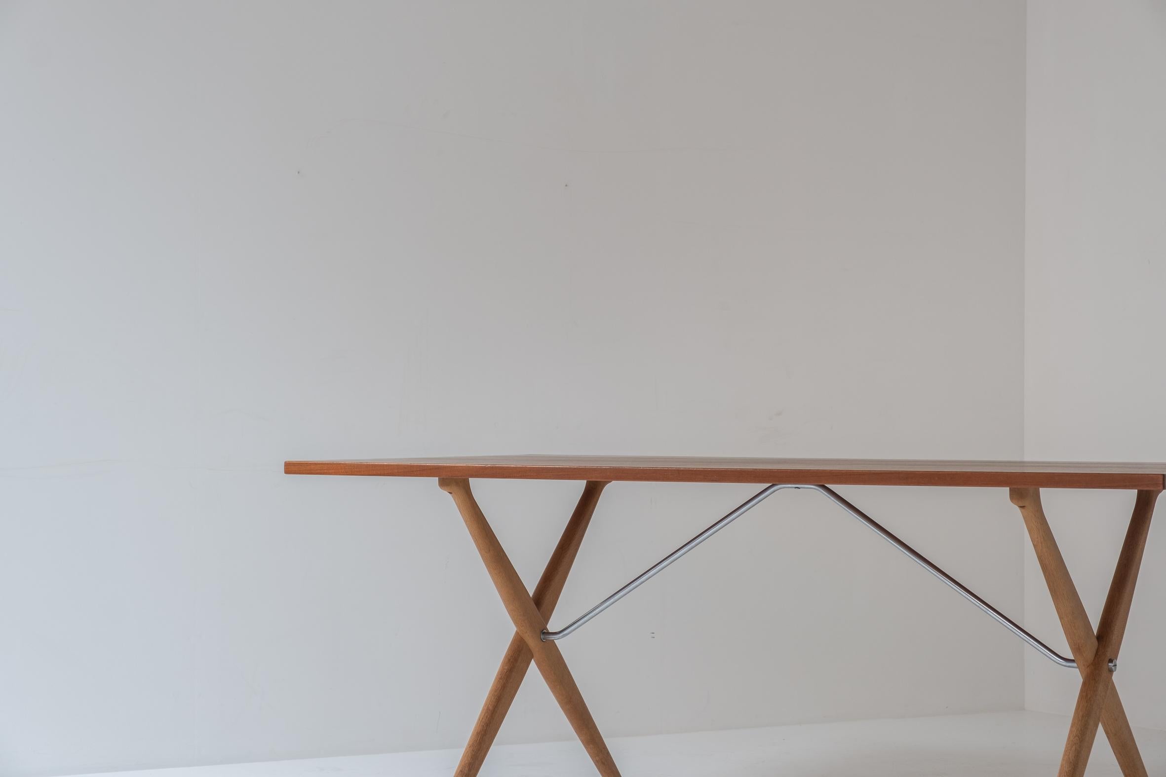 Sawbuck or AT 303 dining table by Hans Wegner for Andreas Tuck, Denmark 1950s In Good Condition In Antwerp, BE