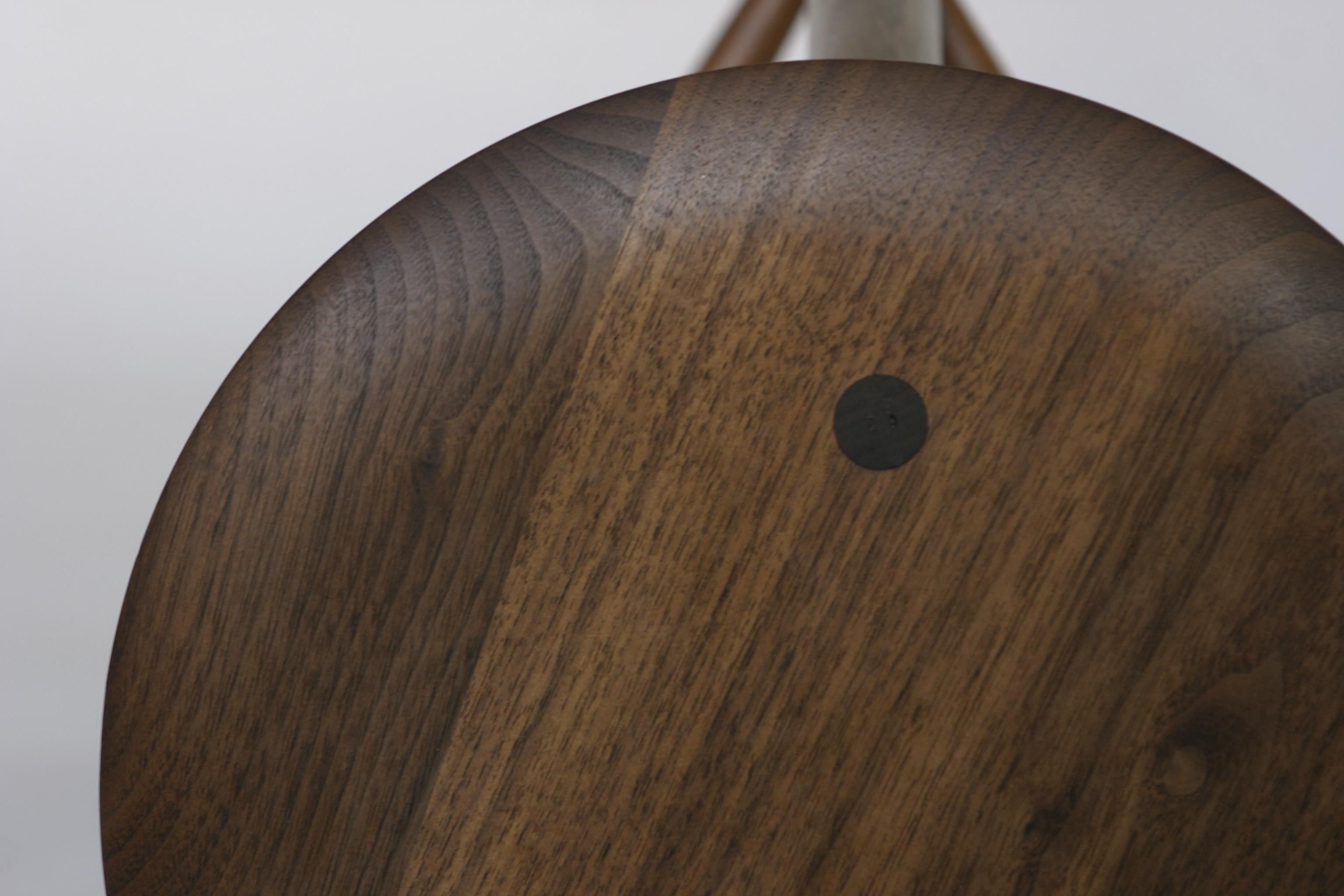 Sawkille Co. Tall Stools werden in unserer Werkstatt im Hudson Valley in Handarbeit aus traditionellen Keil- und Zapfenverbindungen im Shaker-Stil, von Hand aufgetragenen Lackierungen und den hochwertigsten einheimischen Harthölzern gefertigt. Diese