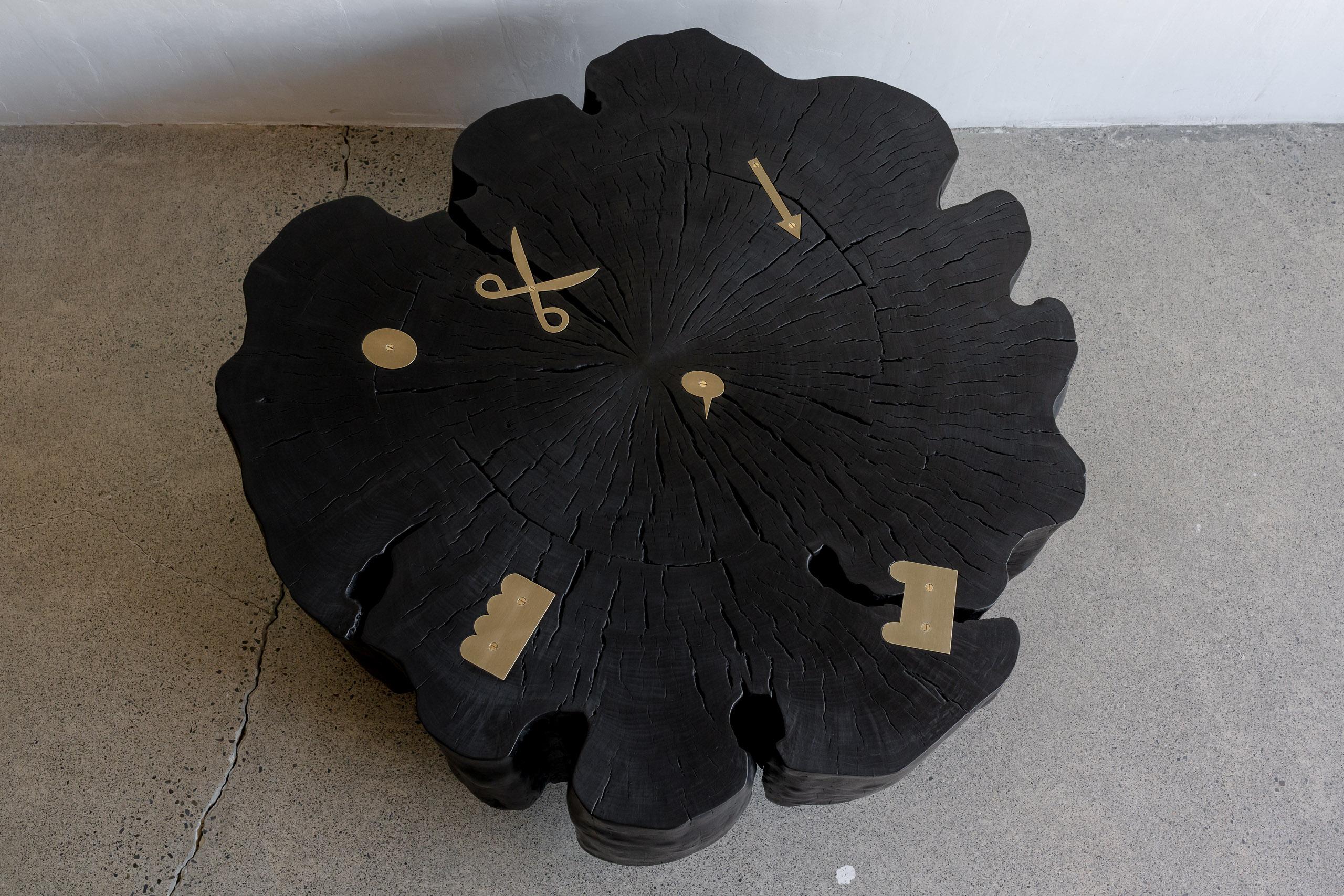 Table basse à roulettes en érable ambroisie roussi et ébonisé, avec incrustations en laiton naturel. Pièce unique 1/1 fabriquée à la main dans notre atelier de la vallée de l'Hudson.