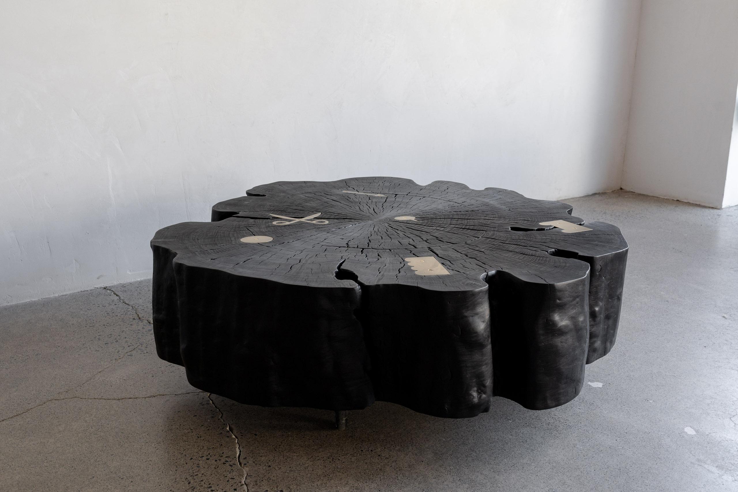Noirci Sawkille Co. Table basse unique à roulettes en forme de souche brûlée en vente