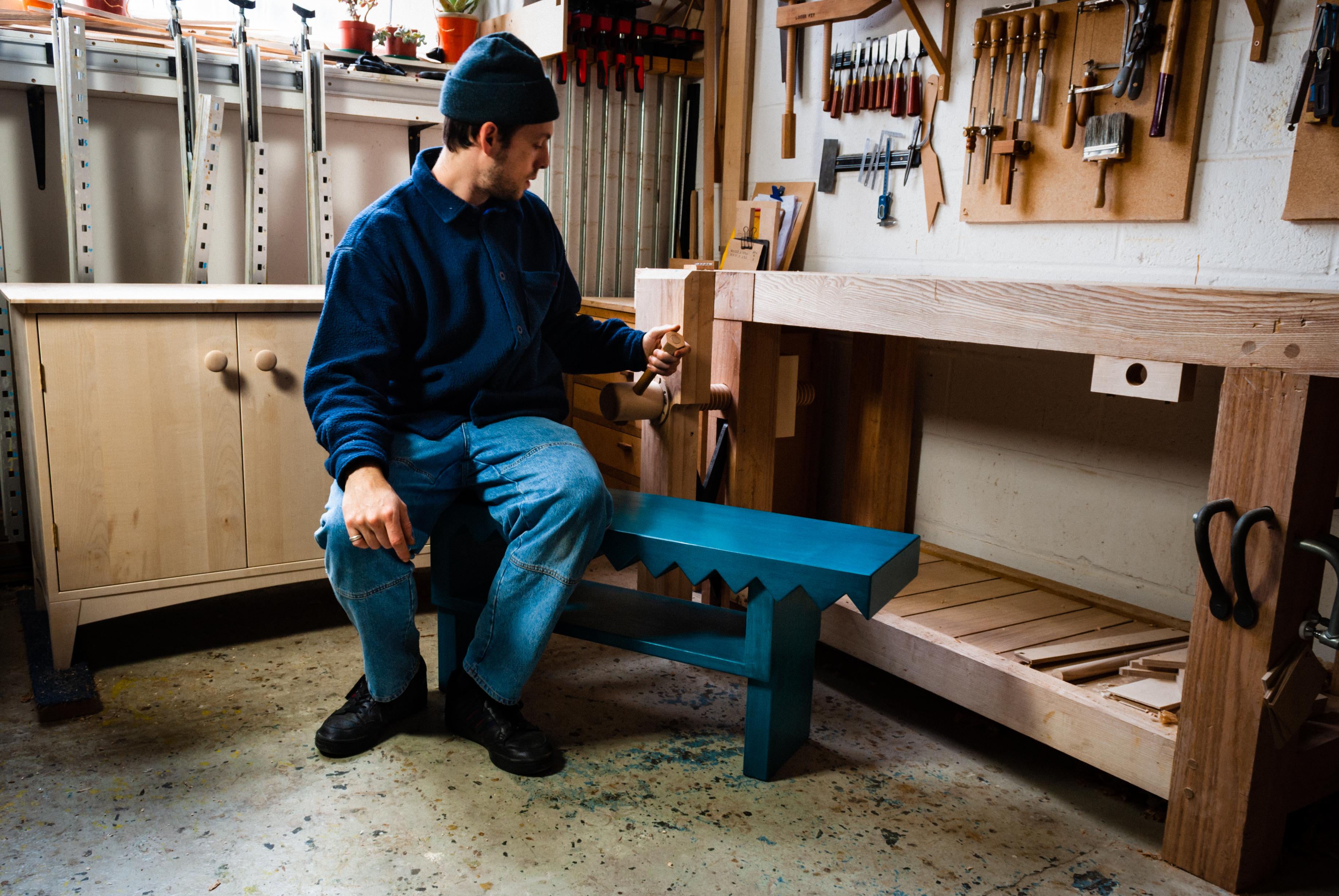 Banc Sawtooth en bois massif de chêne anglais, deux sous-verres, fabriqué à la main au Royaume-Uni en vente 3