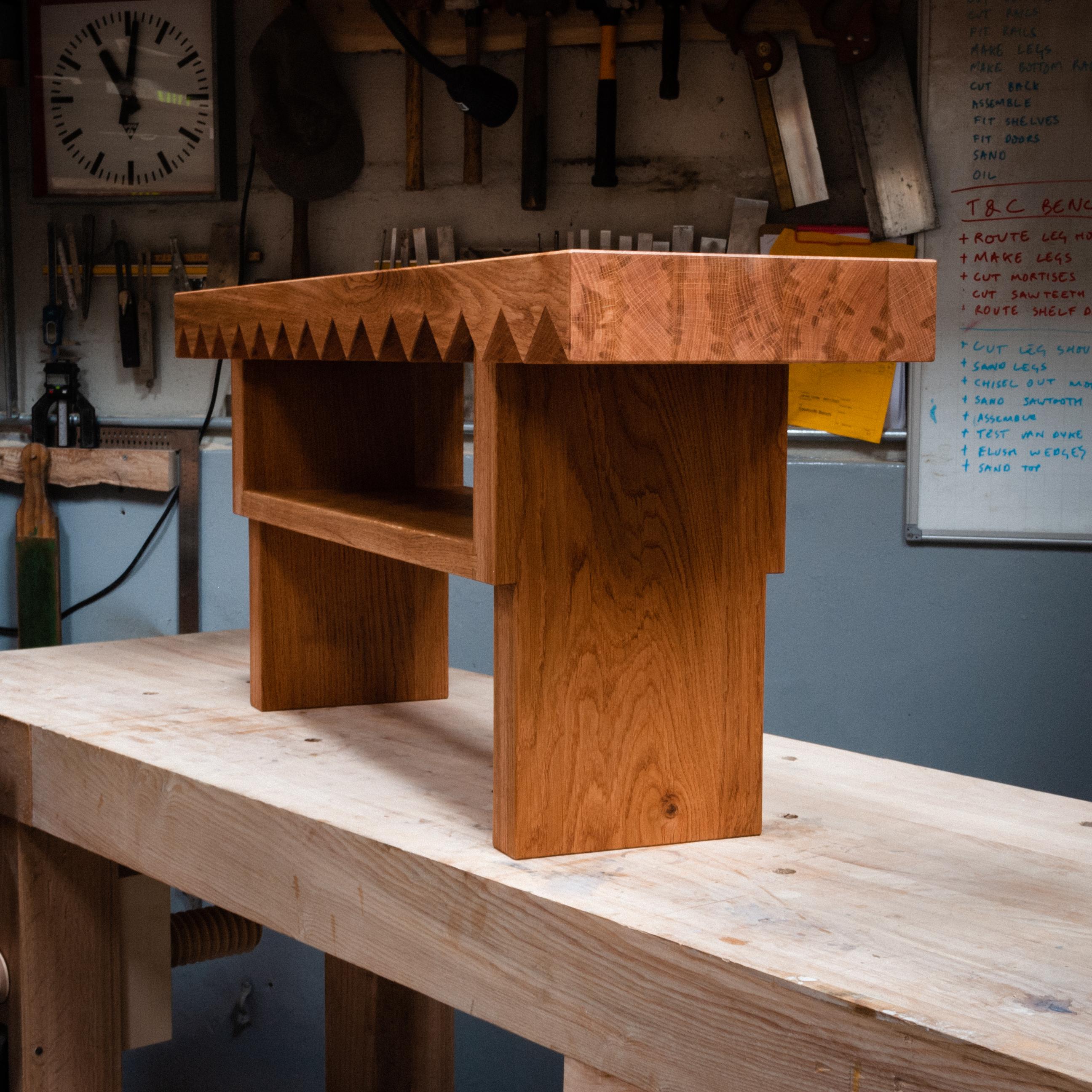 Sawtooth-Bank aus massiver englischer Eiche, entworfen und handgefertigt von Loose Fit, UK (Holz) im Angebot