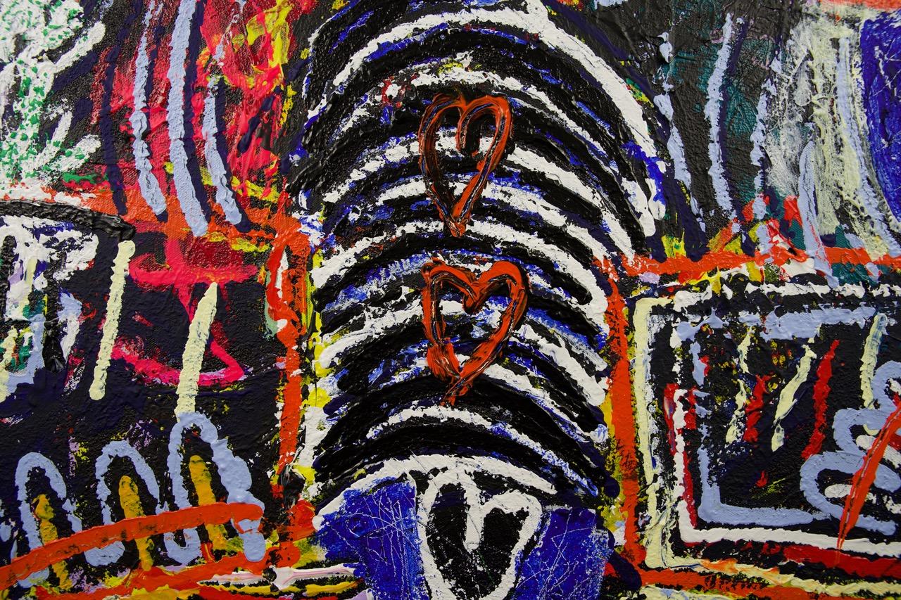 Mit dem universellen Zeichen der Unterwerfung und Hingabe hat Berlin das Bedürfnis nach Versöhnung und Frieden in der Welt eingefangen. We Come in Peace ist ein Aufruf zu mehr Verständnis und Freundlichkeit, geschaffen im unverwechselbaren Berliner