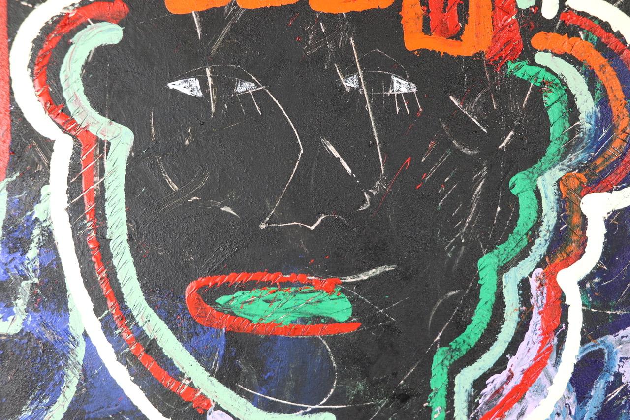 Wise Up ist im ikonischen Sharp Edge-Stil von Sax Berlin gemalt und zeigt Motive aus Afrika, wie zum Beispiel die Flaggen am unteren Rand der Leinwand, sowie sofort erkennbare Symbole aus der westlichen Populärkultur. In dieser Reflexion seiner