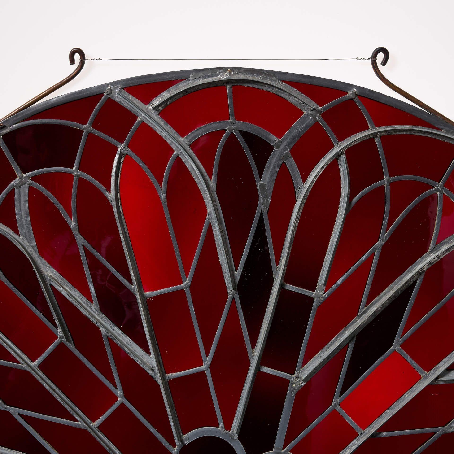 Écossais Sax Shaw (1916-2000) Grand vitrail rond rouge de style gothique ø140cm en vente