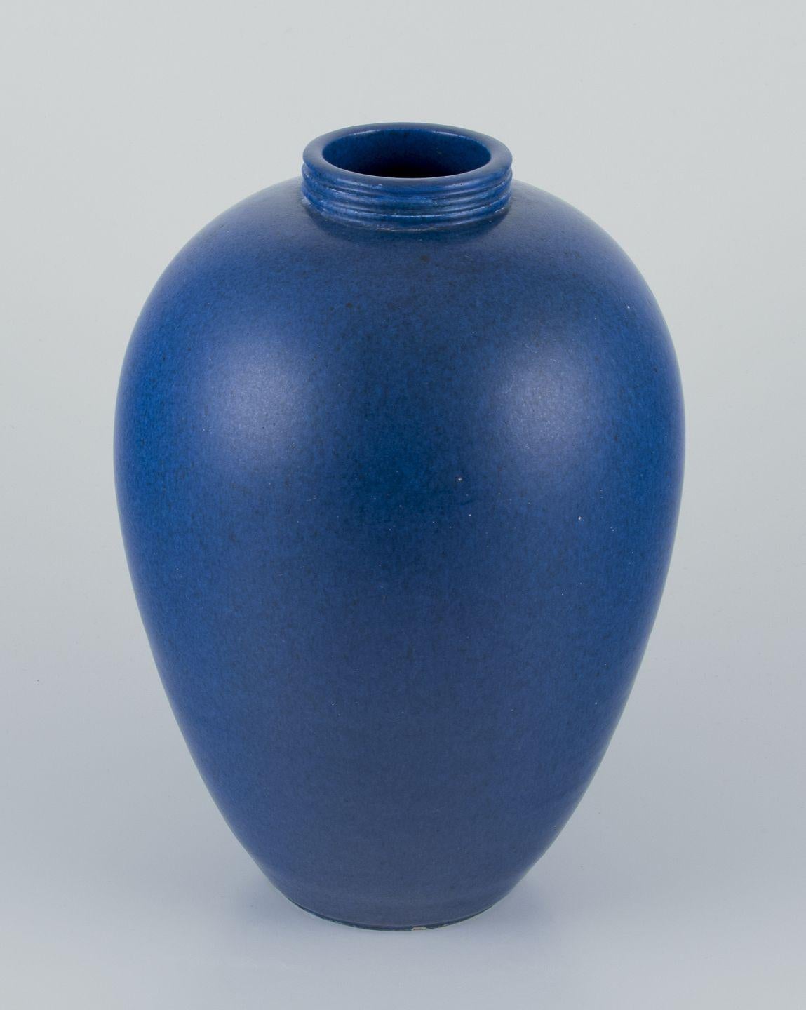 Saxbo, Danimarca.
Vaso in ceramica grande e imponente. Smalto blu.
Vaso offerto raramente.
Model: 258
Datazione: Anni '40/'50
Marchio Yang Yang.
In ottime condizioni.
Dimensioni: H. 32,0 cm. x P. 20,0 cm.

I prodotti usati sono esenti da dazi