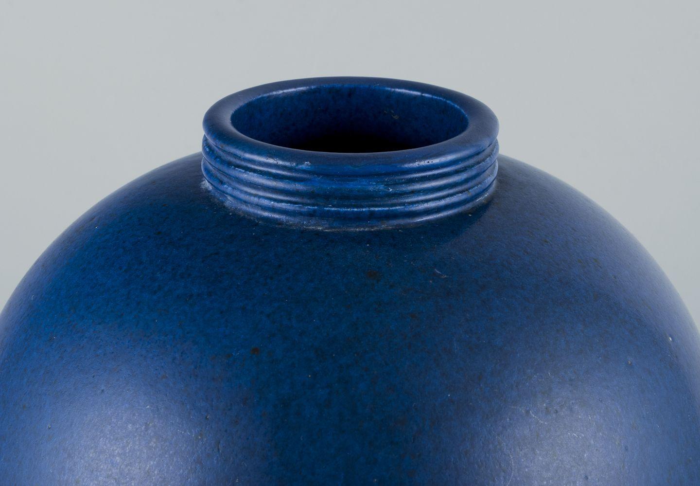 Scandinavo moderno Saxbo, Danimarca. Grande e imponente vaso in ceramica con smalto blu. in vendita