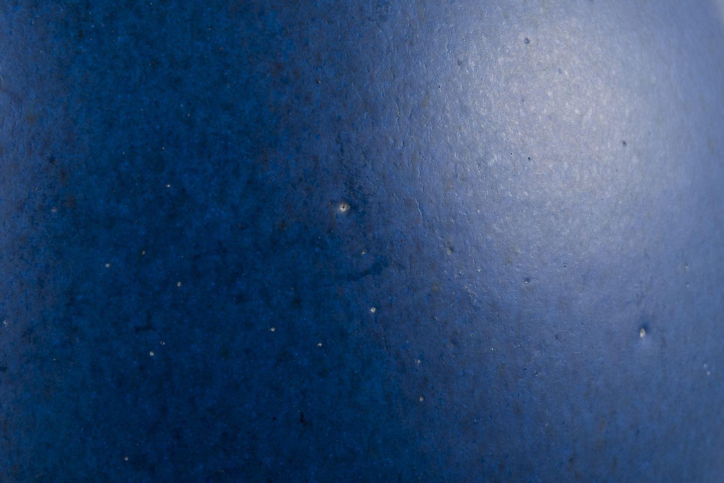 Danese Saxbo, Danimarca. Grande e imponente vaso in ceramica con smalto blu. in vendita