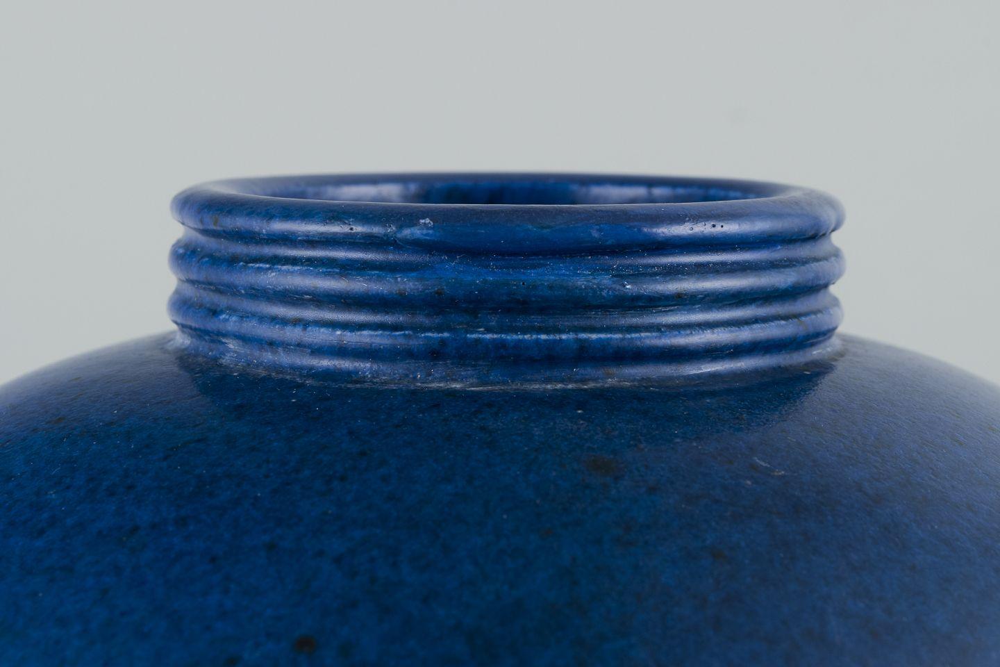 Smaltato Saxbo, Danimarca. Grande e imponente vaso in ceramica con smalto blu. in vendita