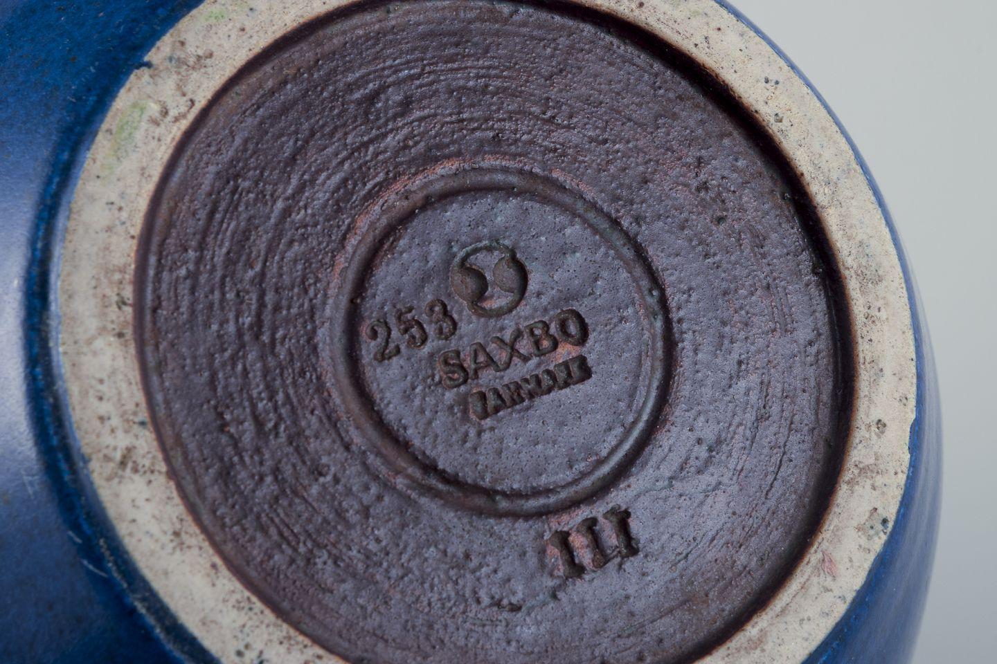 Saxbo, Danimarca. Grande e imponente vaso in ceramica con smalto blu. In condizioni ottime in vendita a Copenhagen, DK