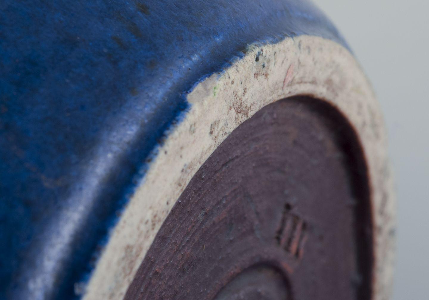 Metà XX secolo Saxbo, Danimarca. Grande e imponente vaso in ceramica con smalto blu. in vendita
