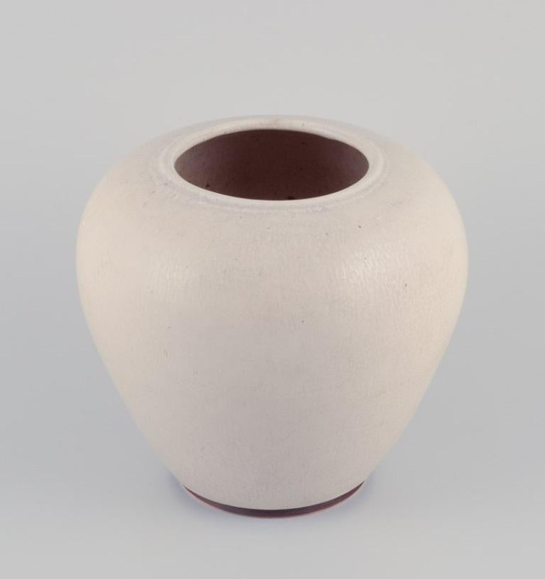 Saxbo, Danimarca. 
Grande vaso di ceramica unico nel suo genere. 
Smalto nei toni della sabbia.
Approssimativamente negli anni 1940/50.
Marchio Yang Yang.
Condizioni perfette.
Prima qualità di fabbrica.
Dimensioni: H. H. 20,0 cm x P. 20,0 cm.