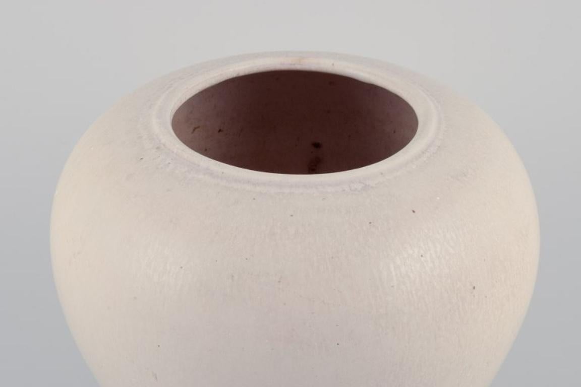 Scandinavo moderno Saxbo, Danimarca.  Grande vaso di ceramica unico nel suo genere. Smalto nei toni della sabbia. in vendita