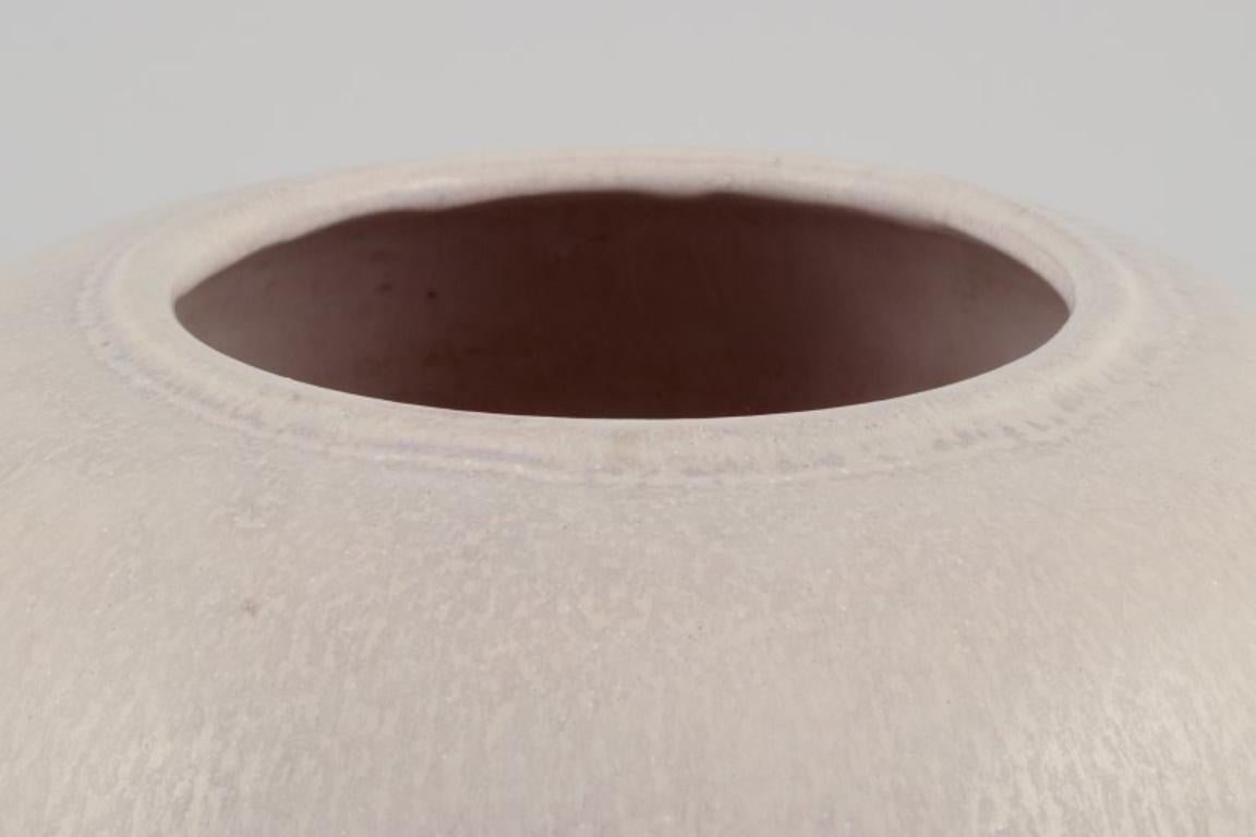Smaltato Saxbo, Danimarca.  Grande vaso di ceramica unico nel suo genere. Smalto nei toni della sabbia. in vendita