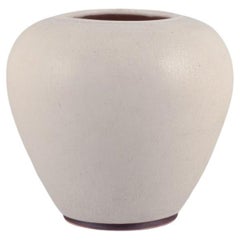 Saxbo, Danimarca.  Grande vaso di ceramica unico nel suo genere. Smalto nei toni della sabbia.