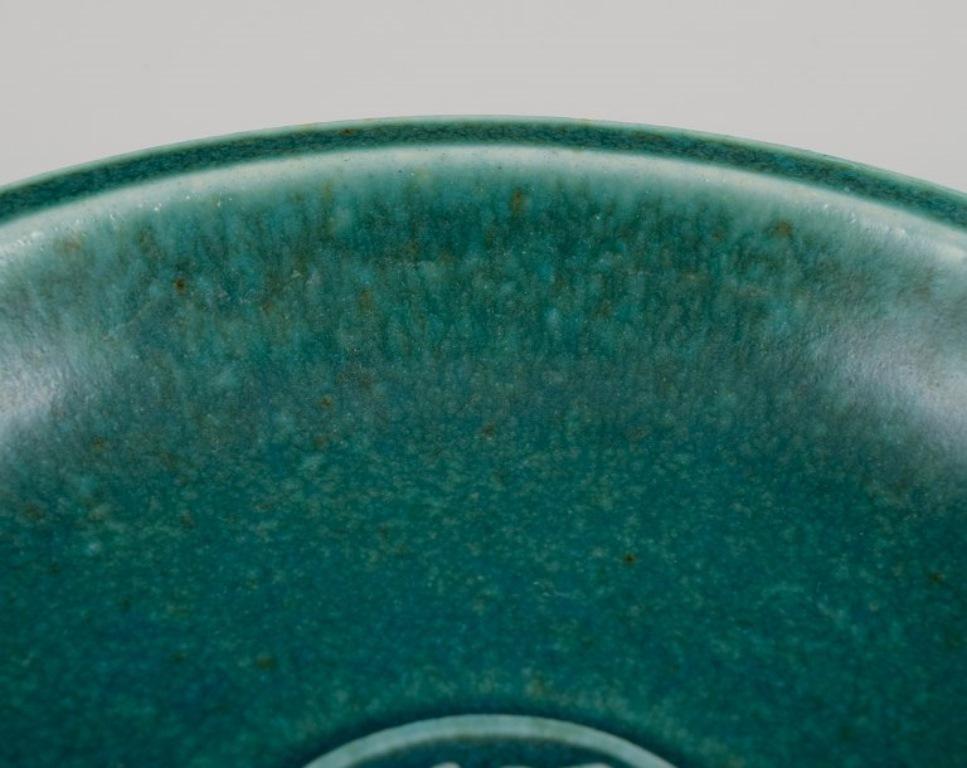 Saxbo, Denmark. Small ceramic bowl featuring a motif of a standing bear. In Excellent Condition For Sale In København, Copenhagen