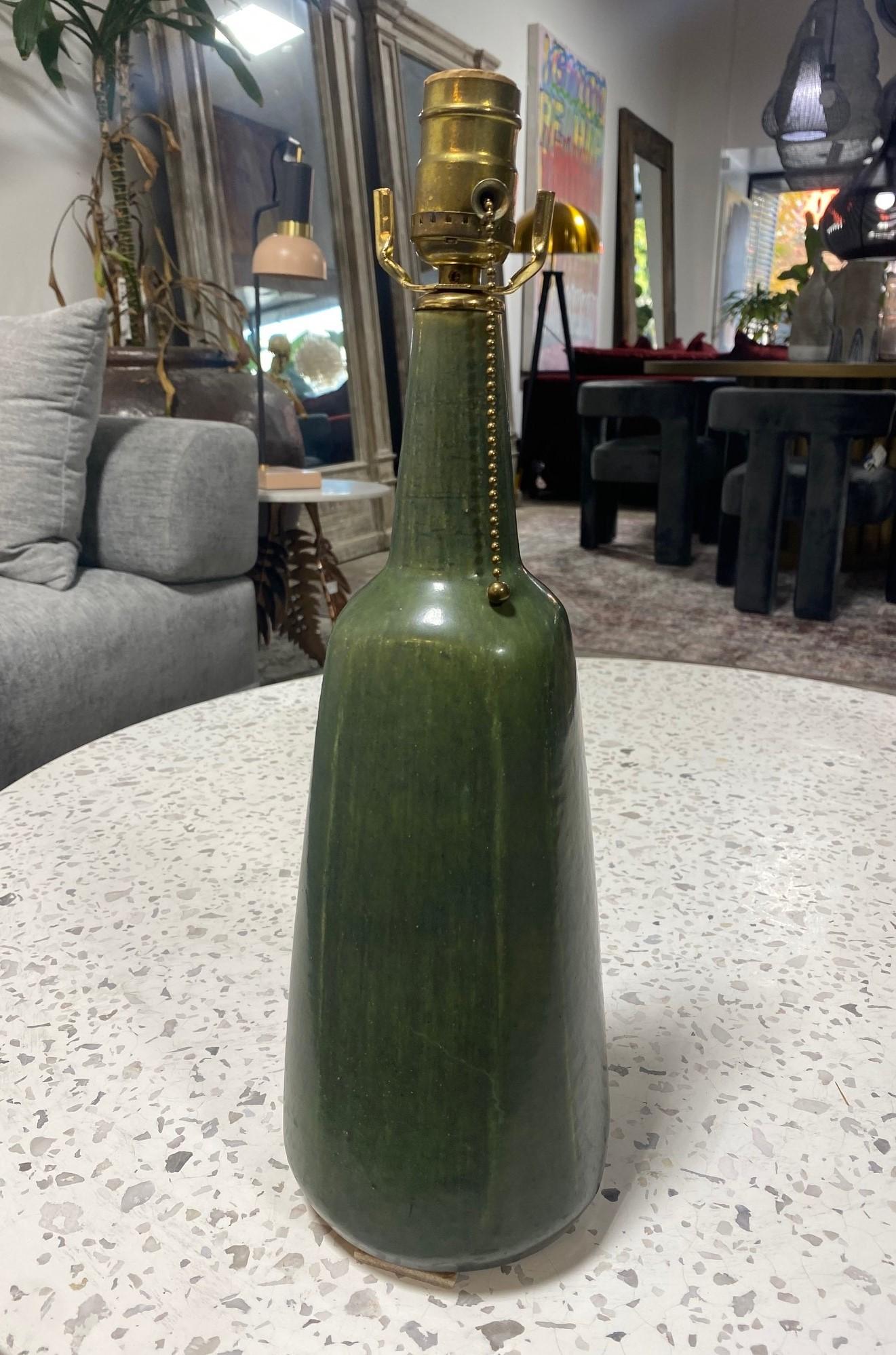 Saxbo Eva Stæhr Nielsen Signed Large Green Glazed Danish Pottery Table Lamp In Good Condition For Sale In Studio City, CA