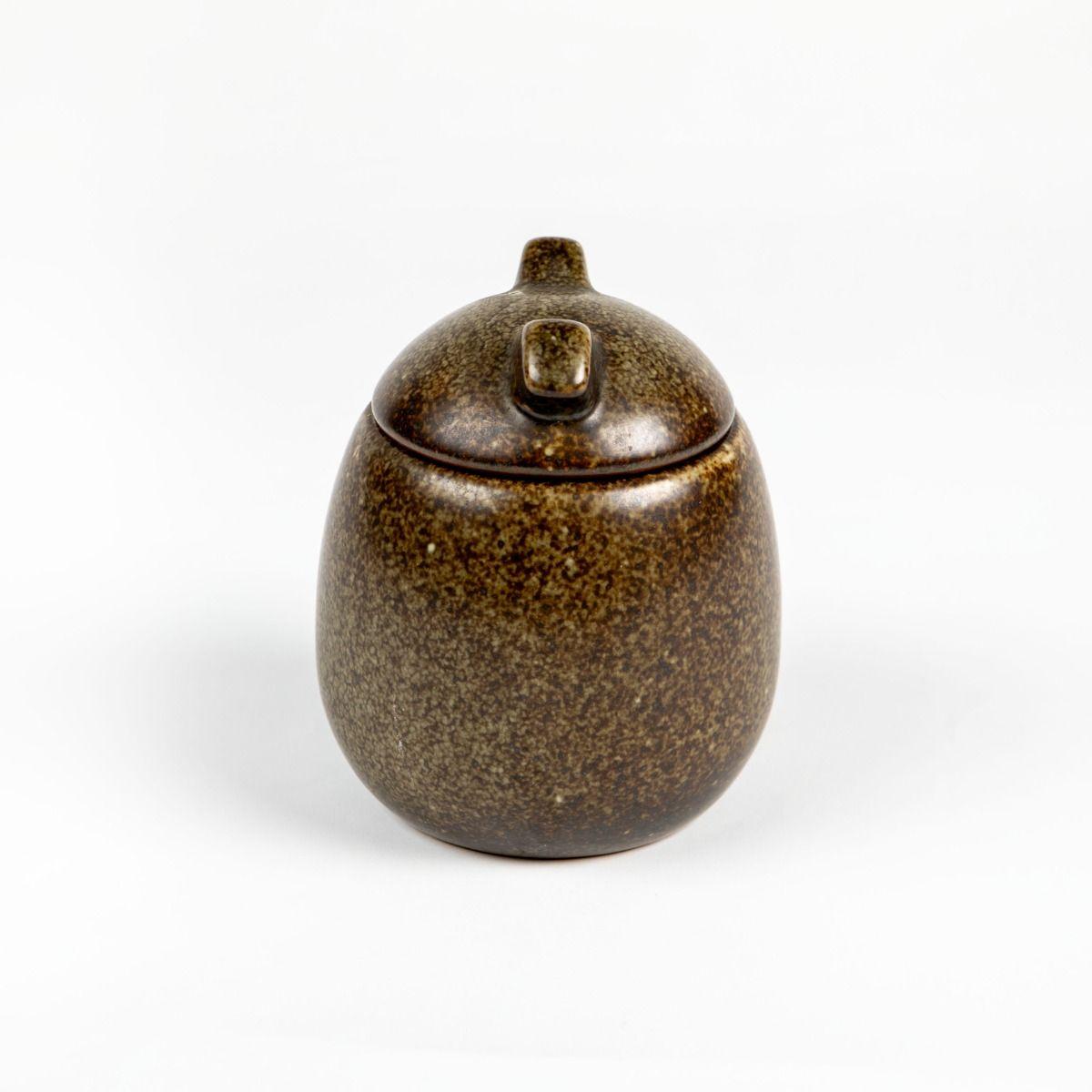 Vaso con coperchio in gres con smalto marrone screziato, disegnato da Erik Rahr
per Saxbo.

Firmato con il monogramma E.R. e il marchio Saxbo.
Anno: 1921-1949.

Condizioni perfette.