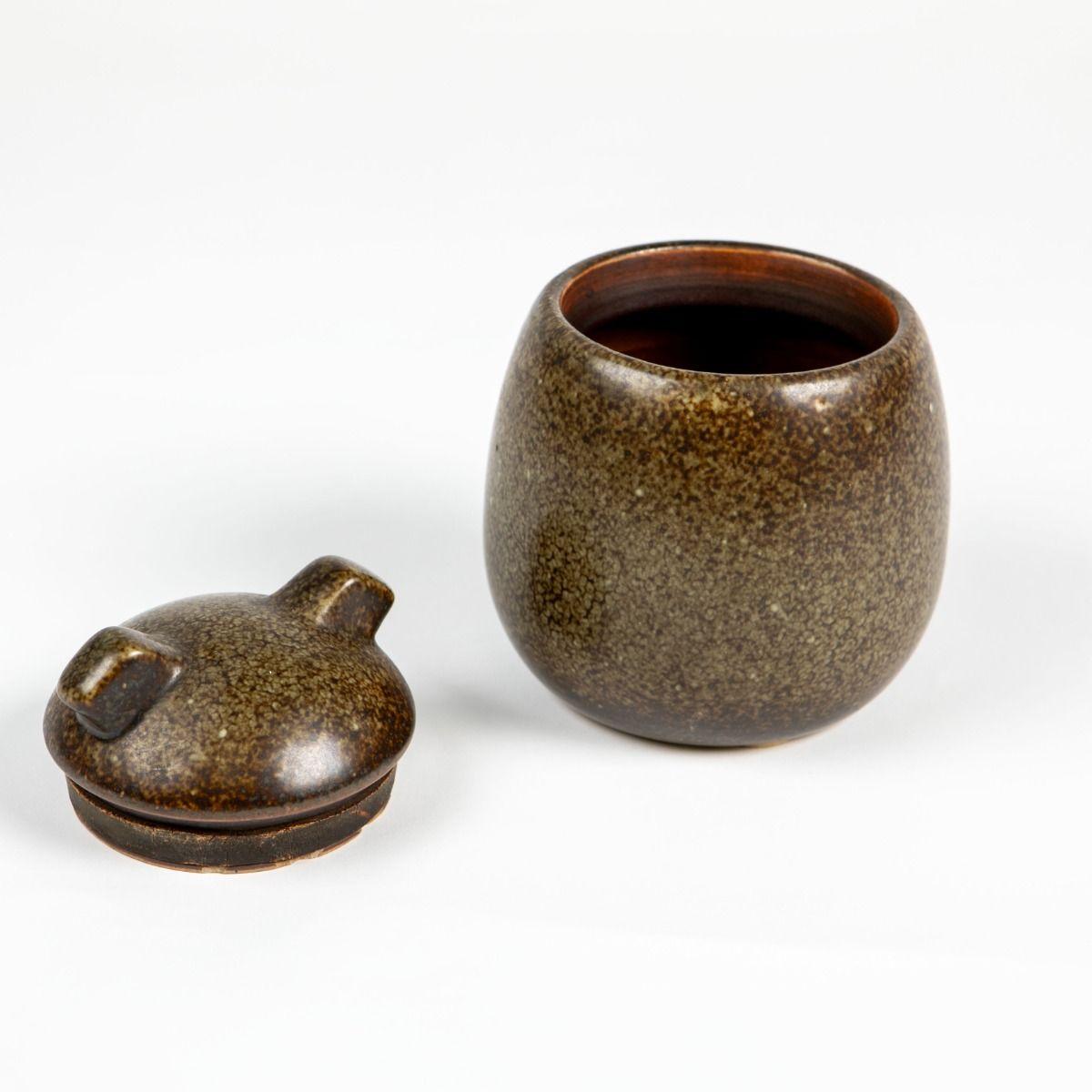 Grès porcellanato Vaso in gres con coperchio Saxbo di Erik Rahr, smalto marrone screziato in vendita