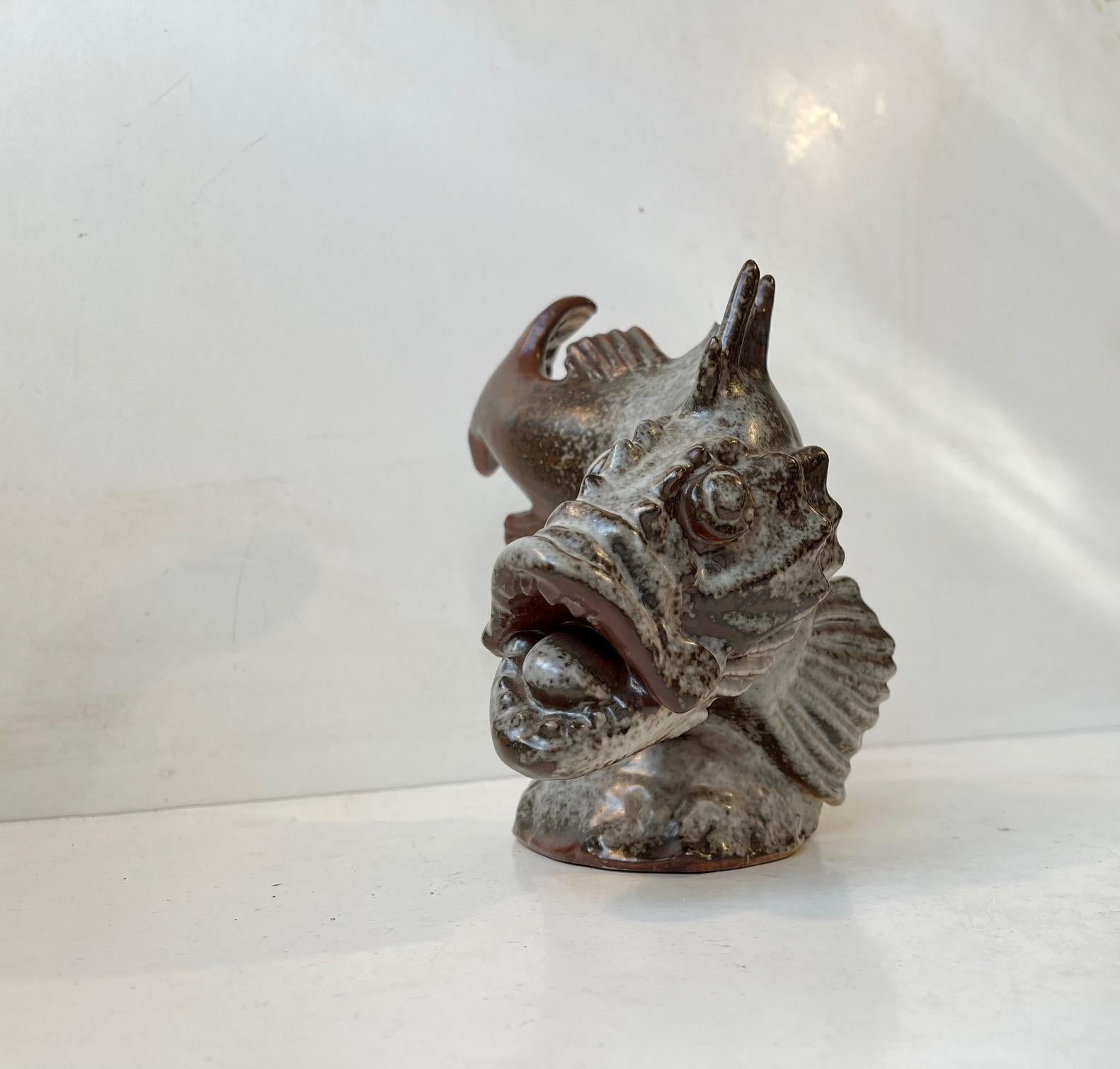 Skulptur eines Drachenfischs aus Saxbo-Steinzeug von Hugo Liisberg (Moderne der Mitte des Jahrhunderts) im Angebot