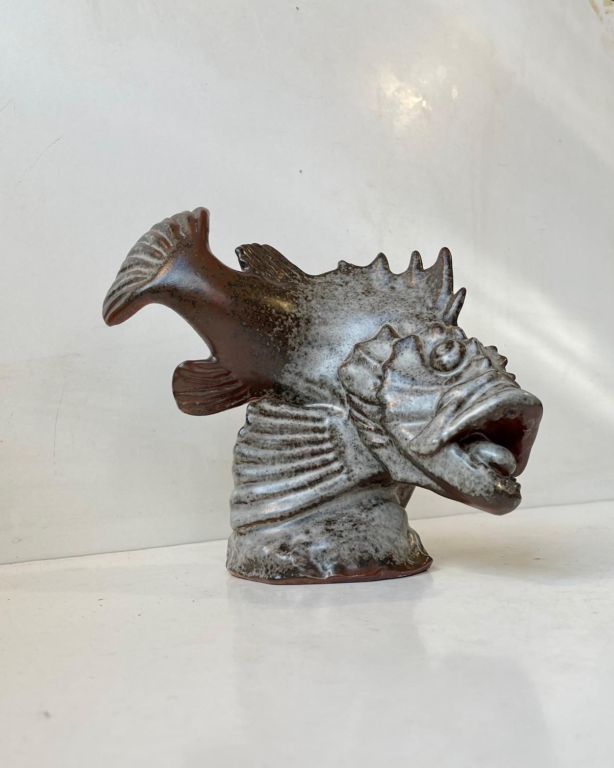 Skulptur eines Drachenfischs aus Saxbo-Steinzeug von Hugo Liisberg (Dänisch) im Angebot