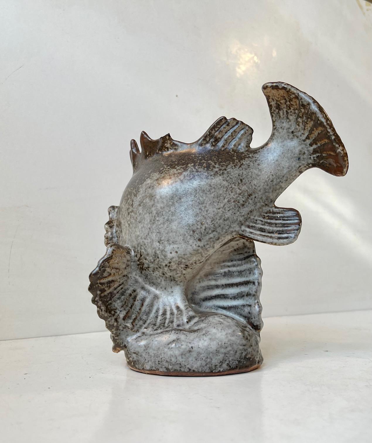 Skulptur eines Drachenfischs aus Saxbo-Steinzeug von Hugo Liisberg (Glasiert) im Angebot