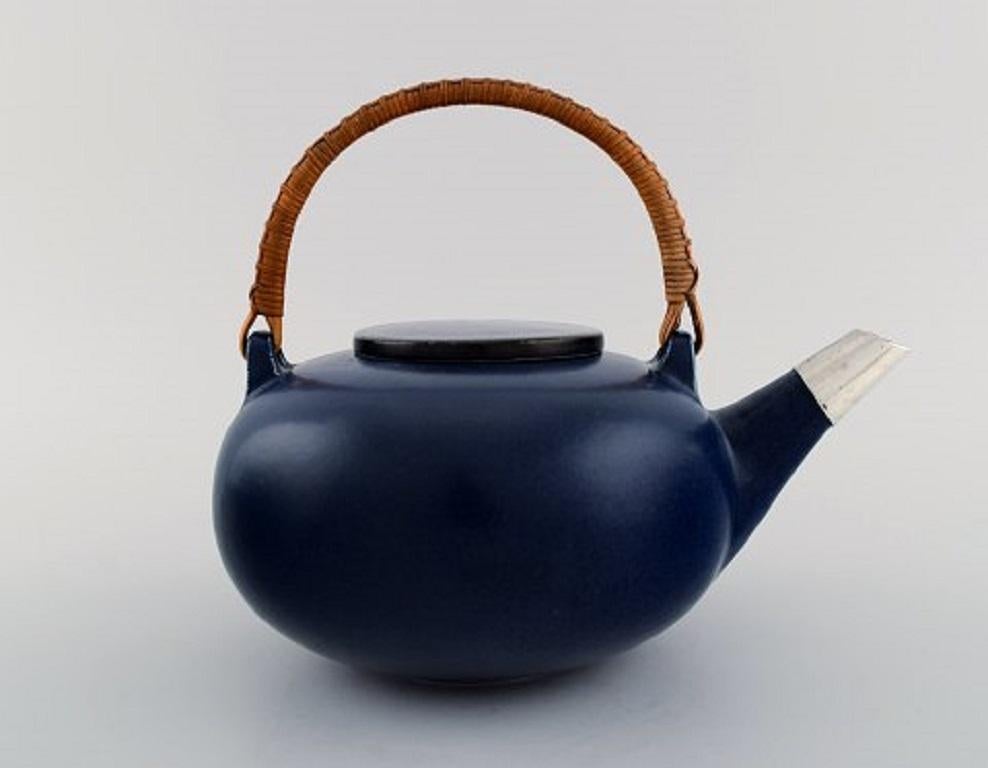 Saxbo teapot in glazed ceramics and spout with silver mounting, 1940s.
Measures: 23.5 x 20 cm.
In very good condition.
Stamped.