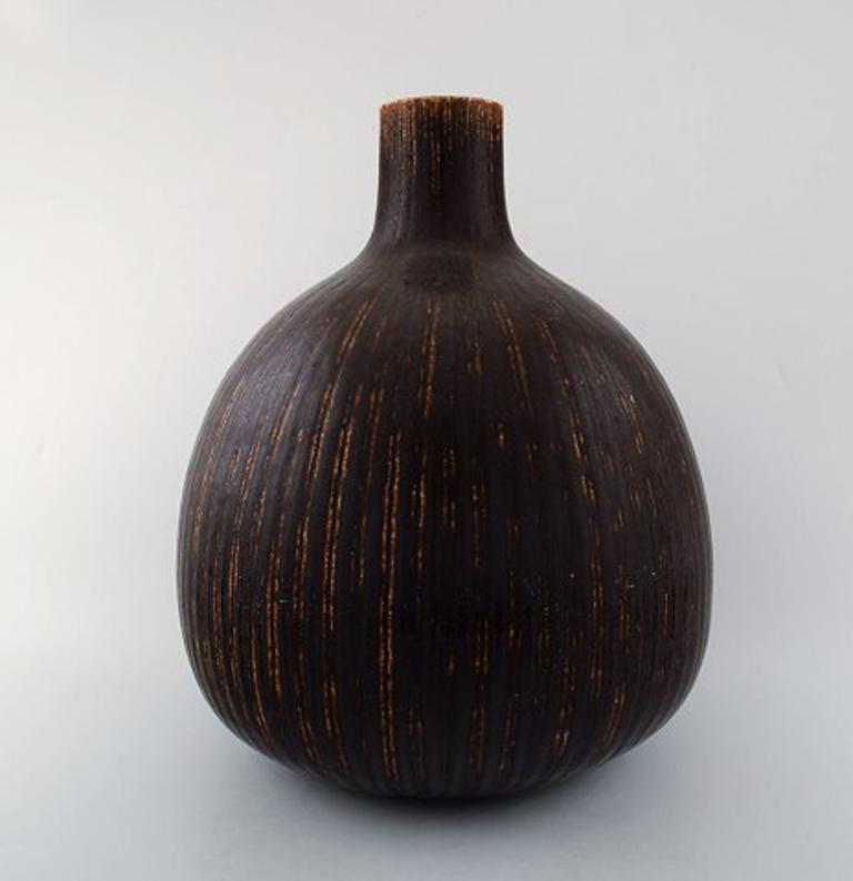 Saxbo: Very large and rare teardrop shaped vase with vertical fluted pattern, decorated with dark brown glaze.
Stamped at Saxbo, Denmark.
Measures: 41 cm. x 29 cm.
In perfect condition.