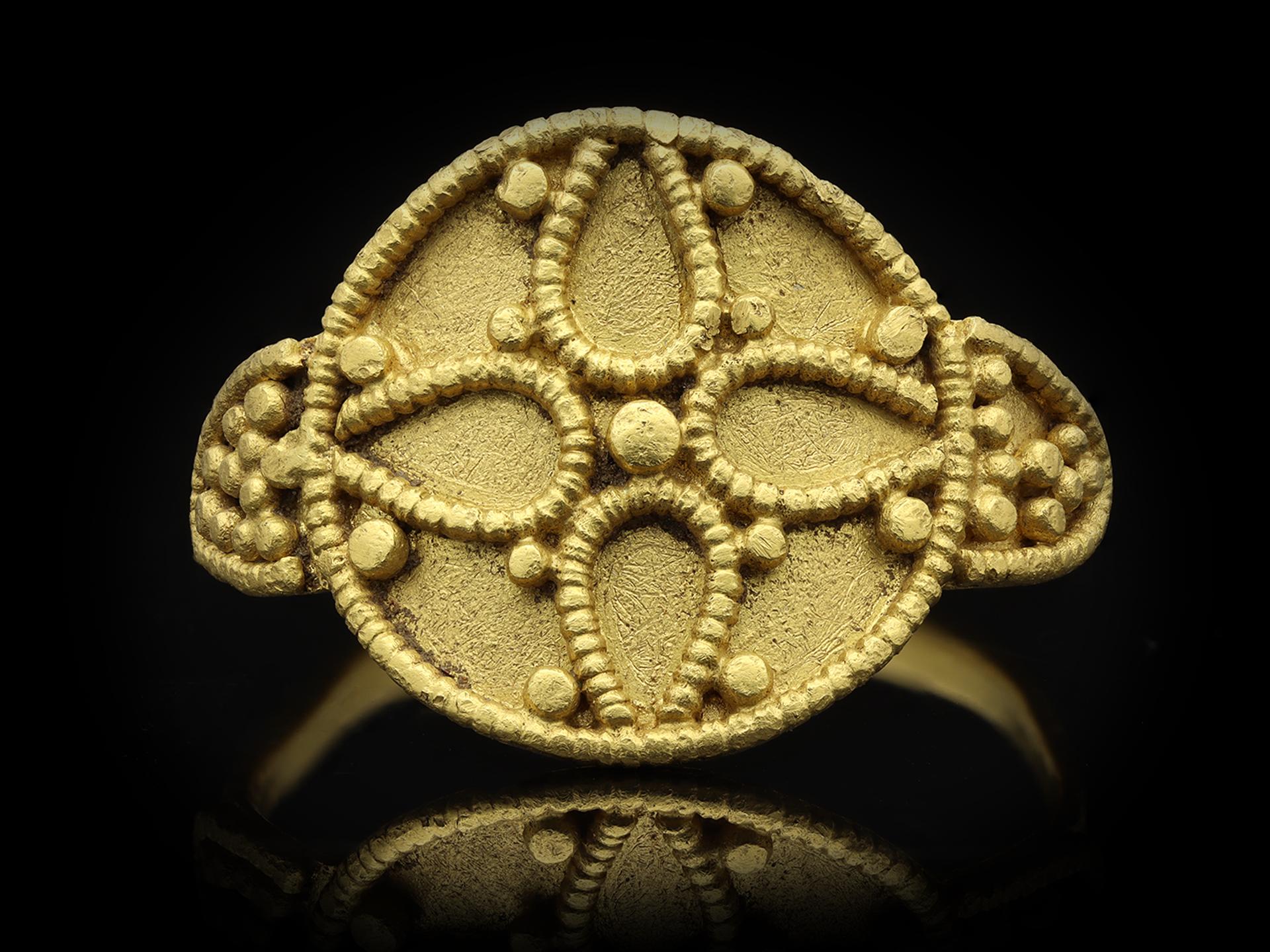 Bague Saxon ornée, circa 7e-9e siècle apr. J.-C en vente 4