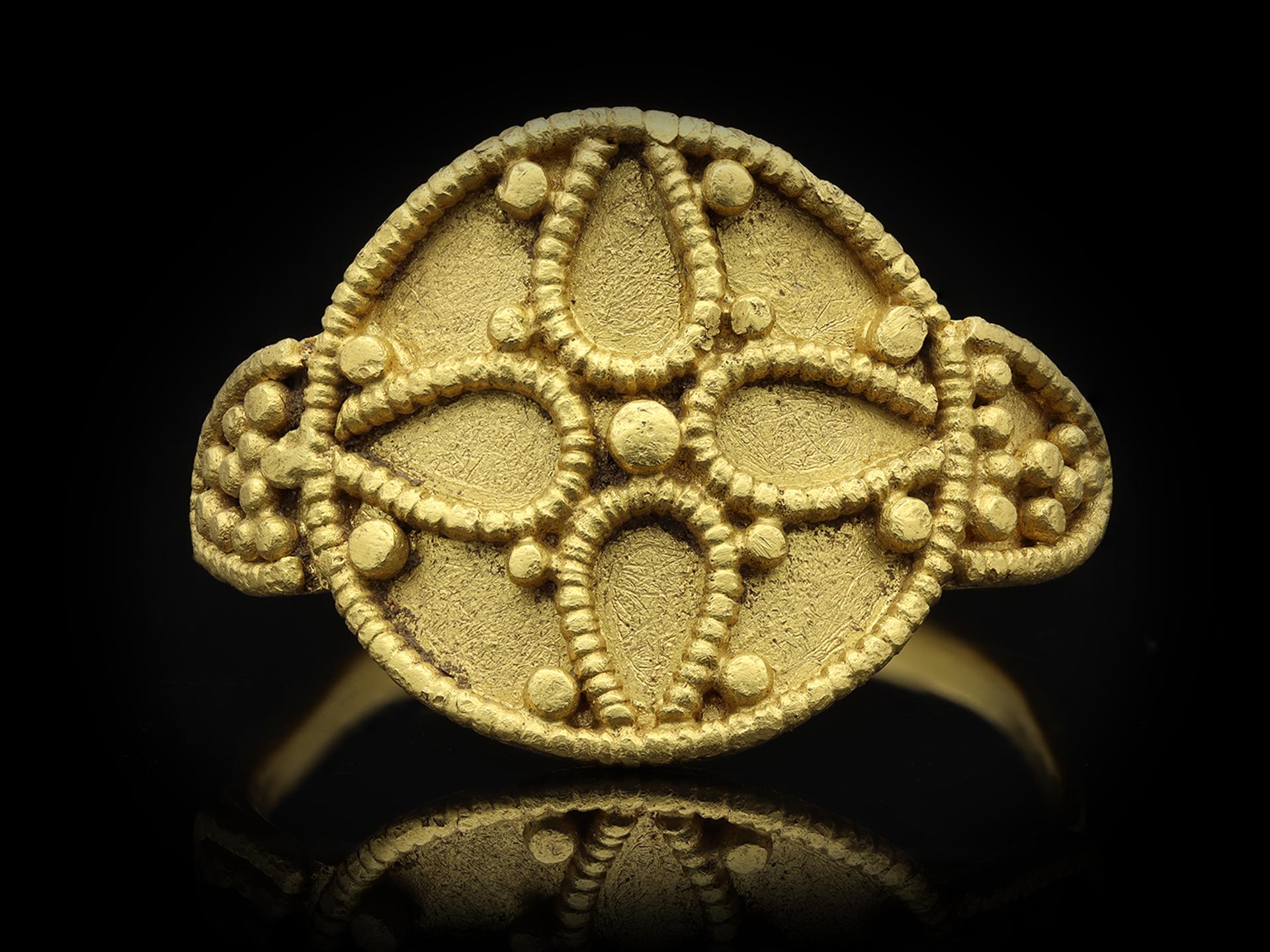 Saxon Ornate Gold Ring, circa 7th-9th Century AD For Sale 1