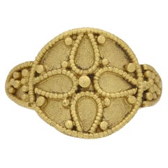 Anillo sajón de oro ornamentado, hacia los siglos VII-IX d.C.