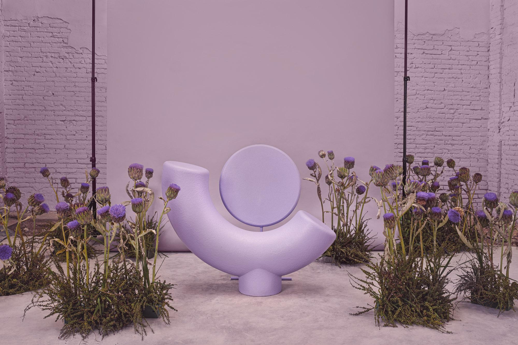 The Say Hi chair is part of the collection 3 Characters inspired by a meeting between 3 friends with different personalities. With the scenario of a meeting between 3 friends we inspired by the fact that like it happens to us, opposites attract and